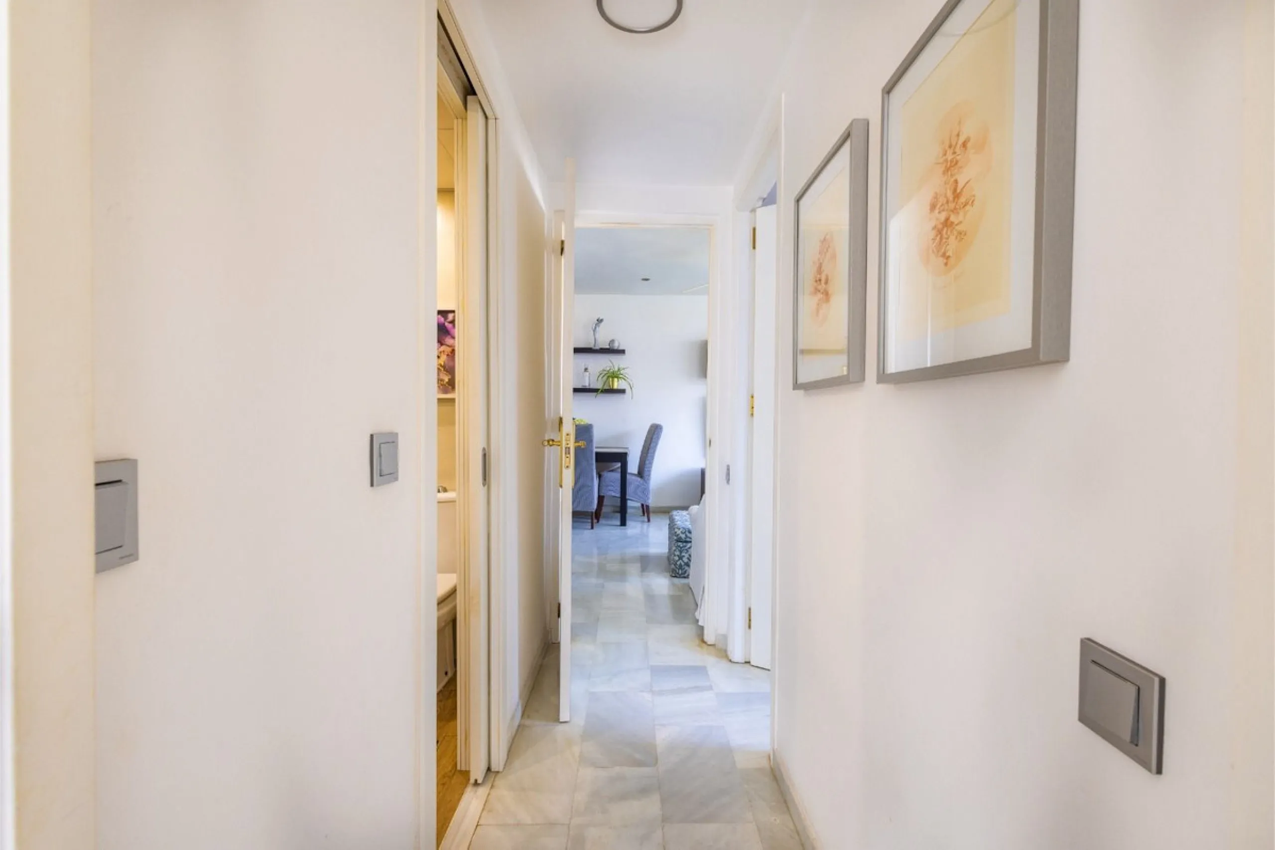 This bright two-bedroom, one-bathroom apartment is located in one of the best areas of Marbella, just 100 meters from the beach and very close to two of the most iconic landmarks: the prestigious Gran Hotel Don Pepe and the renowned Cappuccino Café. A pri