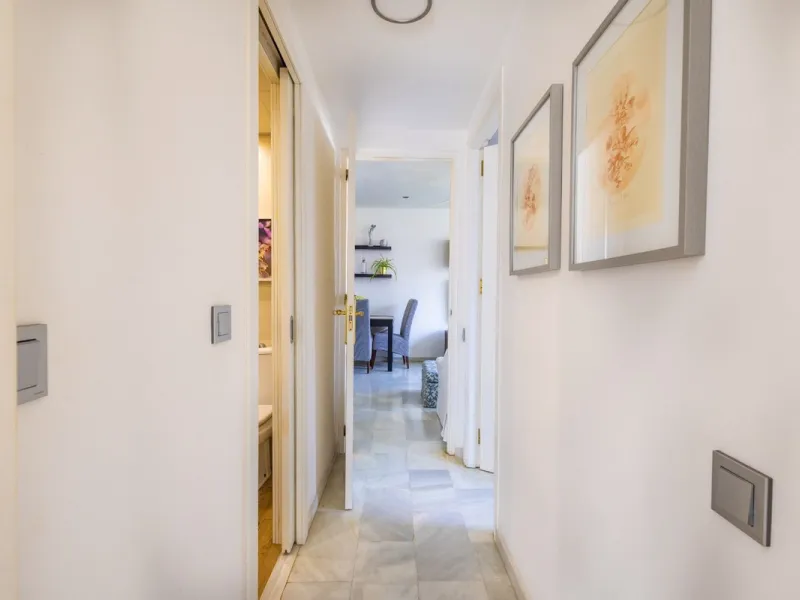 This bright two-bedroom, one-bathroom apartment is located in one of the best areas of Marbella, just 100 meters from the beach and very close to two of the most iconic landmarks: the prestigious Gran Hotel Don Pepe and the renowned Cappuccino Café. A pri