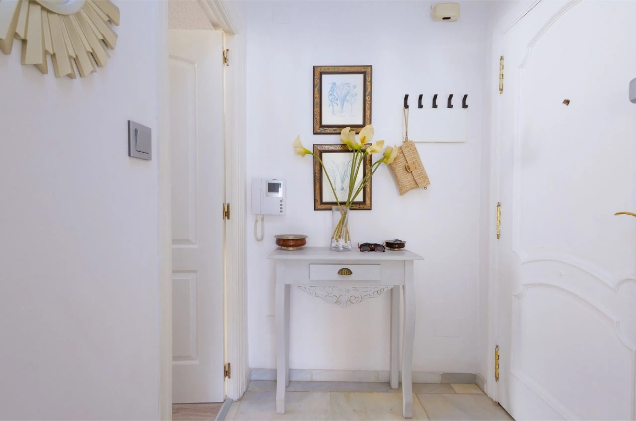 This bright two-bedroom, one-bathroom apartment is located in one of the best areas of Marbella, just 100 meters from the beach and very close to two of the most iconic landmarks: the prestigious Gran Hotel Don Pepe and the renowned Cappuccino Café. A pri