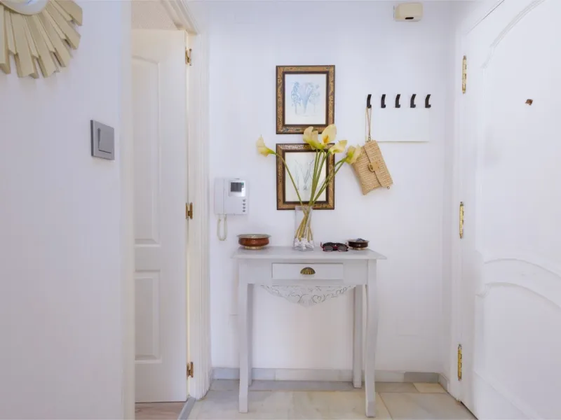 This bright two-bedroom, one-bathroom apartment is located in one of the best areas of Marbella, just 100 meters from the beach and very close to two of the most iconic landmarks: the prestigious Gran Hotel Don Pepe and the renowned Cappuccino Café. A pri