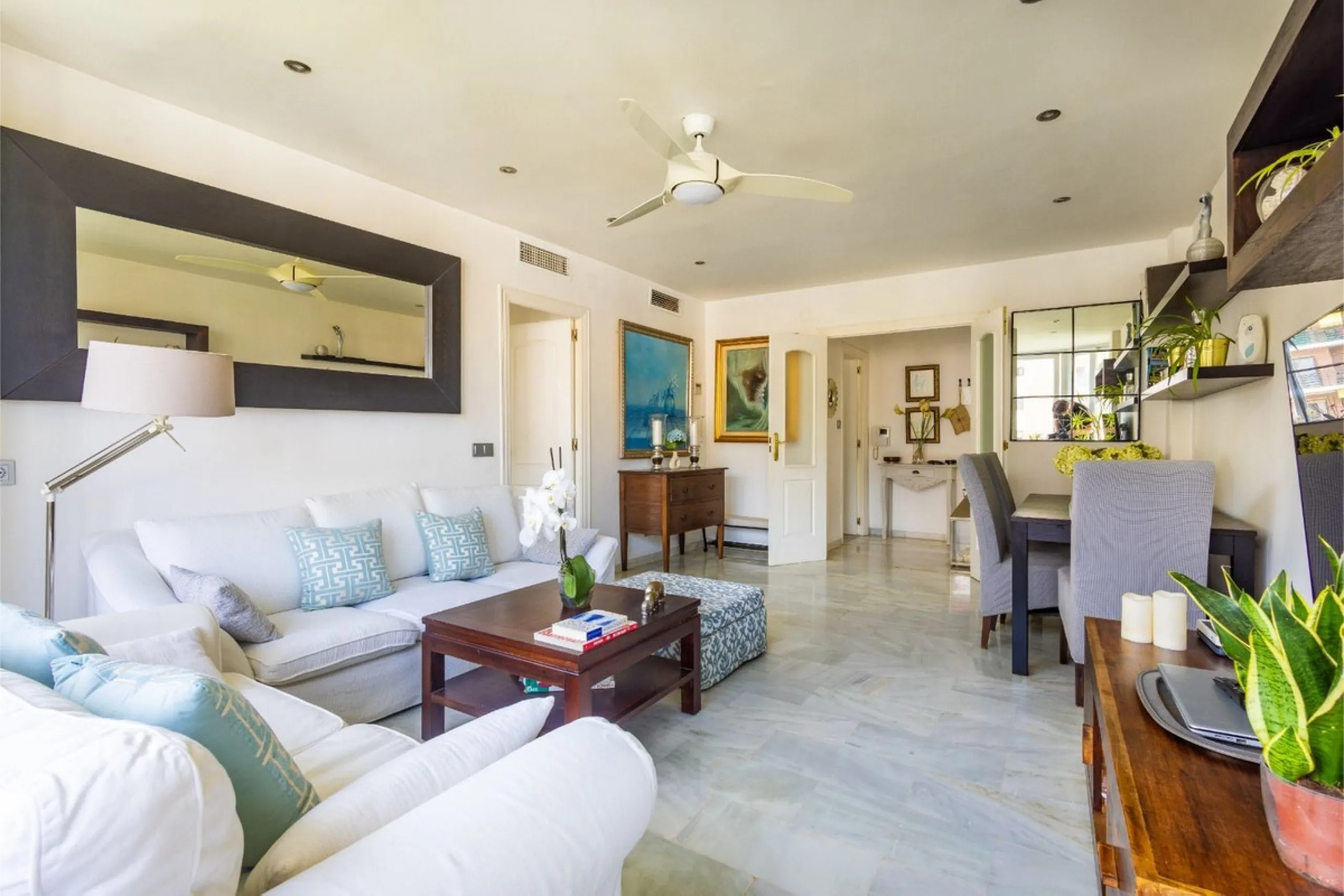 This bright two-bedroom, one-bathroom apartment is located in one of the best areas of Marbella, just 100 meters from the beach and very close to two of the most iconic landmarks: the prestigious Gran Hotel Don Pepe and the renowned Cappuccino Café. A pri
