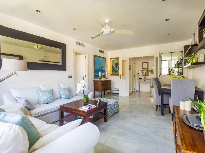This bright two-bedroom, one-bathroom apartment is located in one of the best areas of Marbella, just 100 meters from the beach and very close to two of the most iconic landmarks: the prestigious Gran Hotel Don Pepe and the renowned Cappuccino Café. A pri