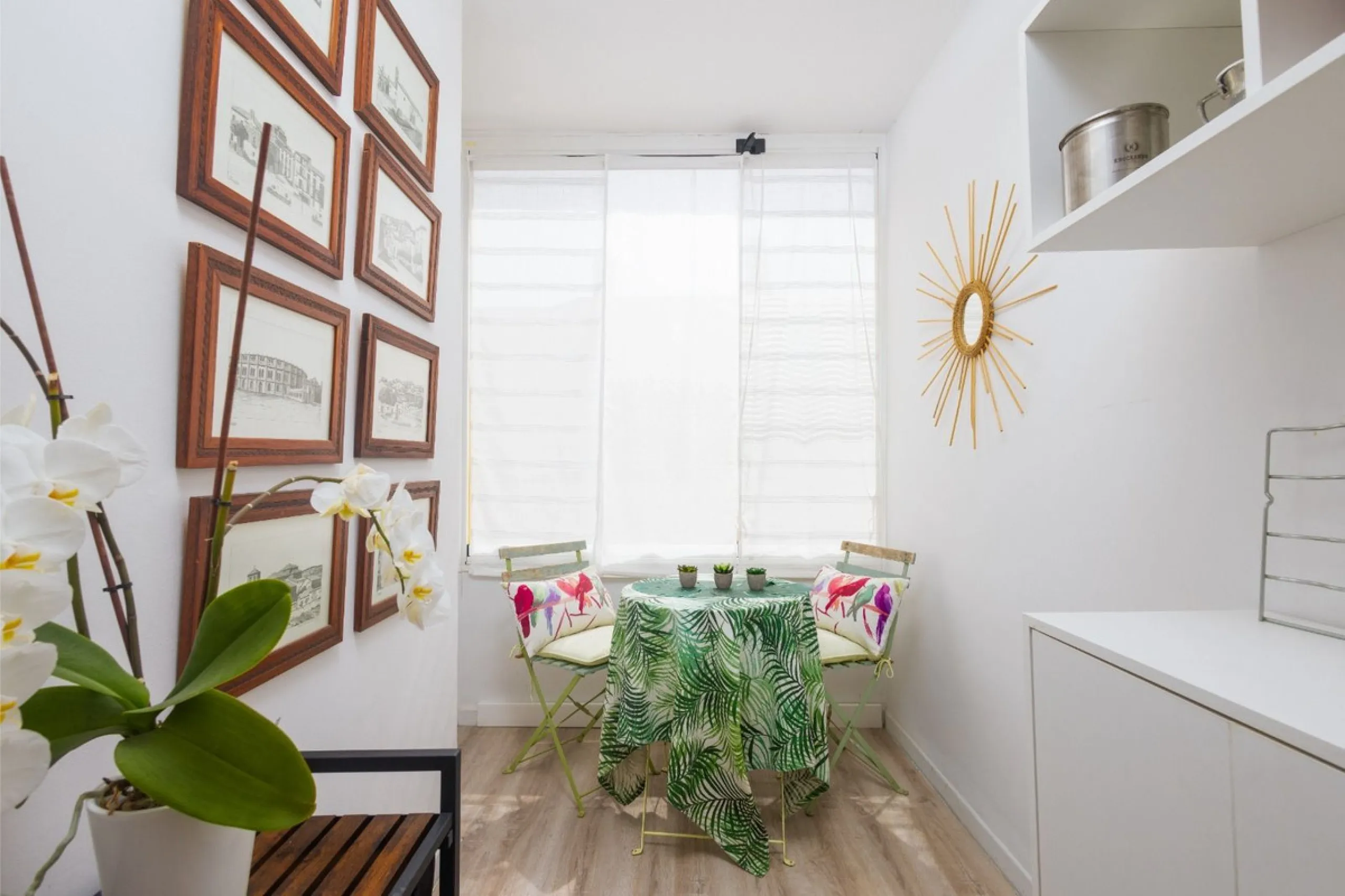 This bright two-bedroom, one-bathroom apartment is located in one of the best areas of Marbella, just 100 meters from the beach and very close to two of the most iconic landmarks: the prestigious Gran Hotel Don Pepe and the renowned Cappuccino Café. A pri
