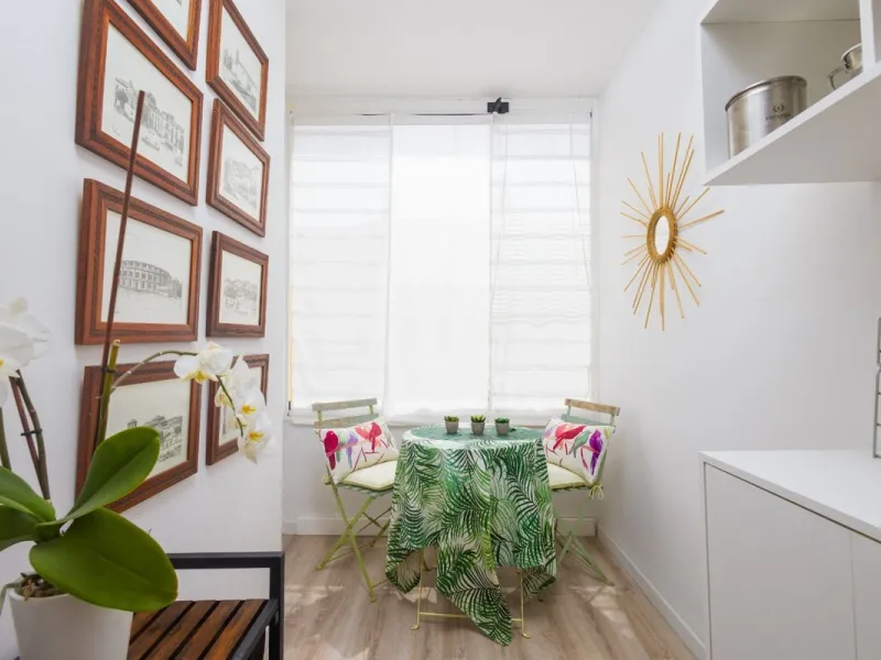This bright two-bedroom, one-bathroom apartment is located in one of the best areas of Marbella, just 100 meters from the beach and very close to two of the most iconic landmarks: the prestigious Gran Hotel Don Pepe and the renowned Cappuccino Café. A pri