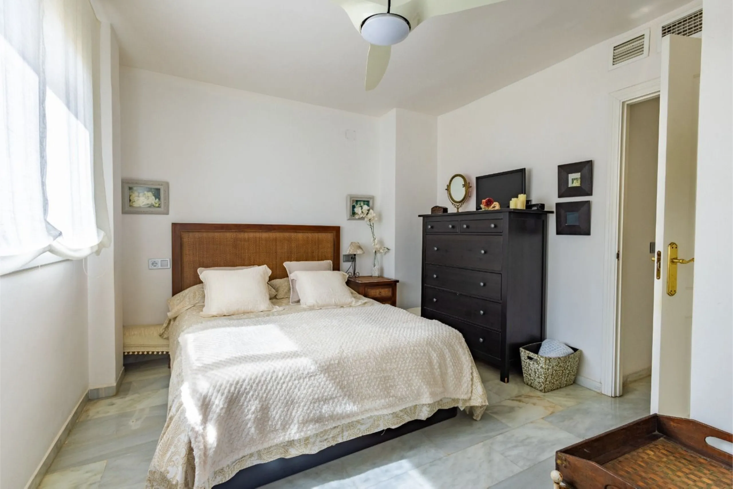 This bright two-bedroom, one-bathroom apartment is located in one of the best areas of Marbella, just 100 meters from the beach and very close to two of the most iconic landmarks: the prestigious Gran Hotel Don Pepe and the renowned Cappuccino Café. A pri