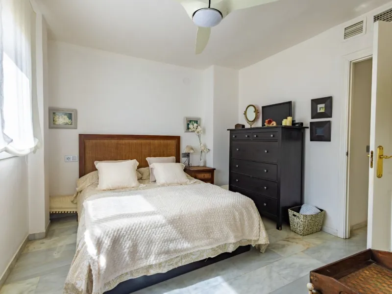 This bright two-bedroom, one-bathroom apartment is located in one of the best areas of Marbella, just 100 meters from the beach and very close to two of the most iconic landmarks: the prestigious Gran Hotel Don Pepe and the renowned Cappuccino Café. A pri