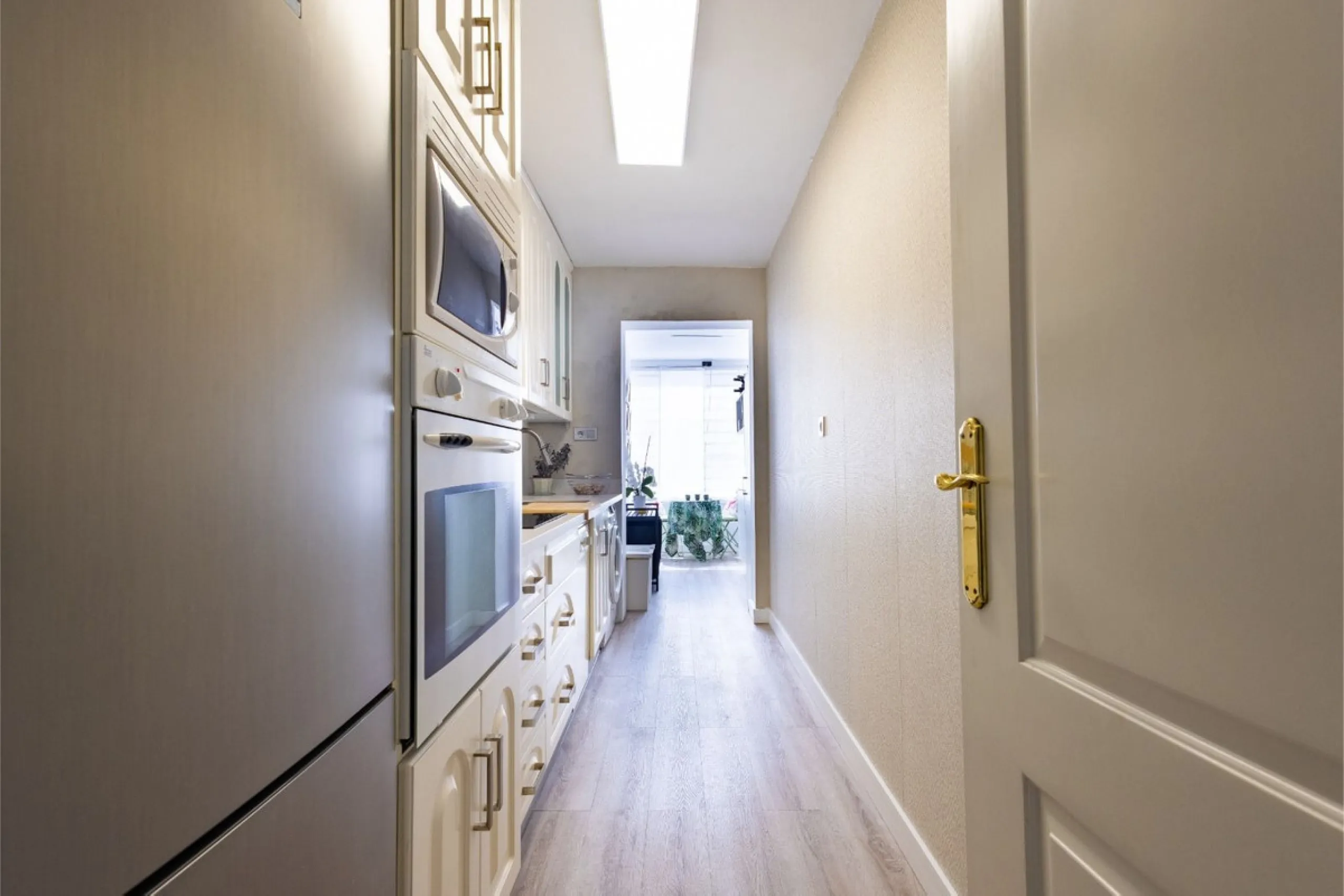 This bright two-bedroom, one-bathroom apartment is located in one of the best areas of Marbella, just 100 meters from the beach and very close to two of the most iconic landmarks: the prestigious Gran Hotel Don Pepe and the renowned Cappuccino Café. A pri