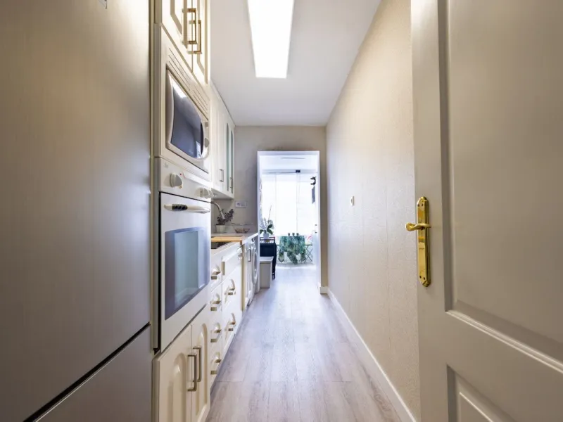 This bright two-bedroom, one-bathroom apartment is located in one of the best areas of Marbella, just 100 meters from the beach and very close to two of the most iconic landmarks: the prestigious Gran Hotel Don Pepe and the renowned Cappuccino Café. A pri