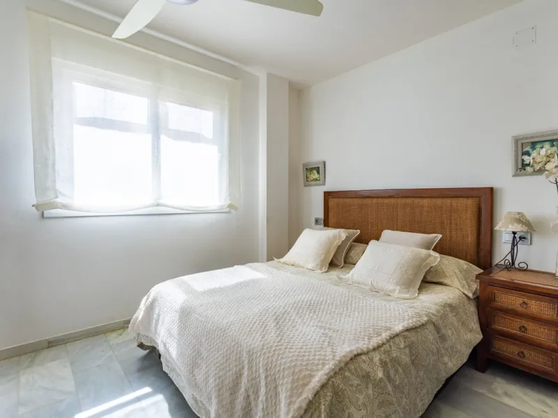 This bright two-bedroom, one-bathroom apartment is located in one of the best areas of Marbella, just 100 meters from the beach and very close to two of the most iconic landmarks: the prestigious Gran Hotel Don Pepe and the renowned Cappuccino Café. A pri