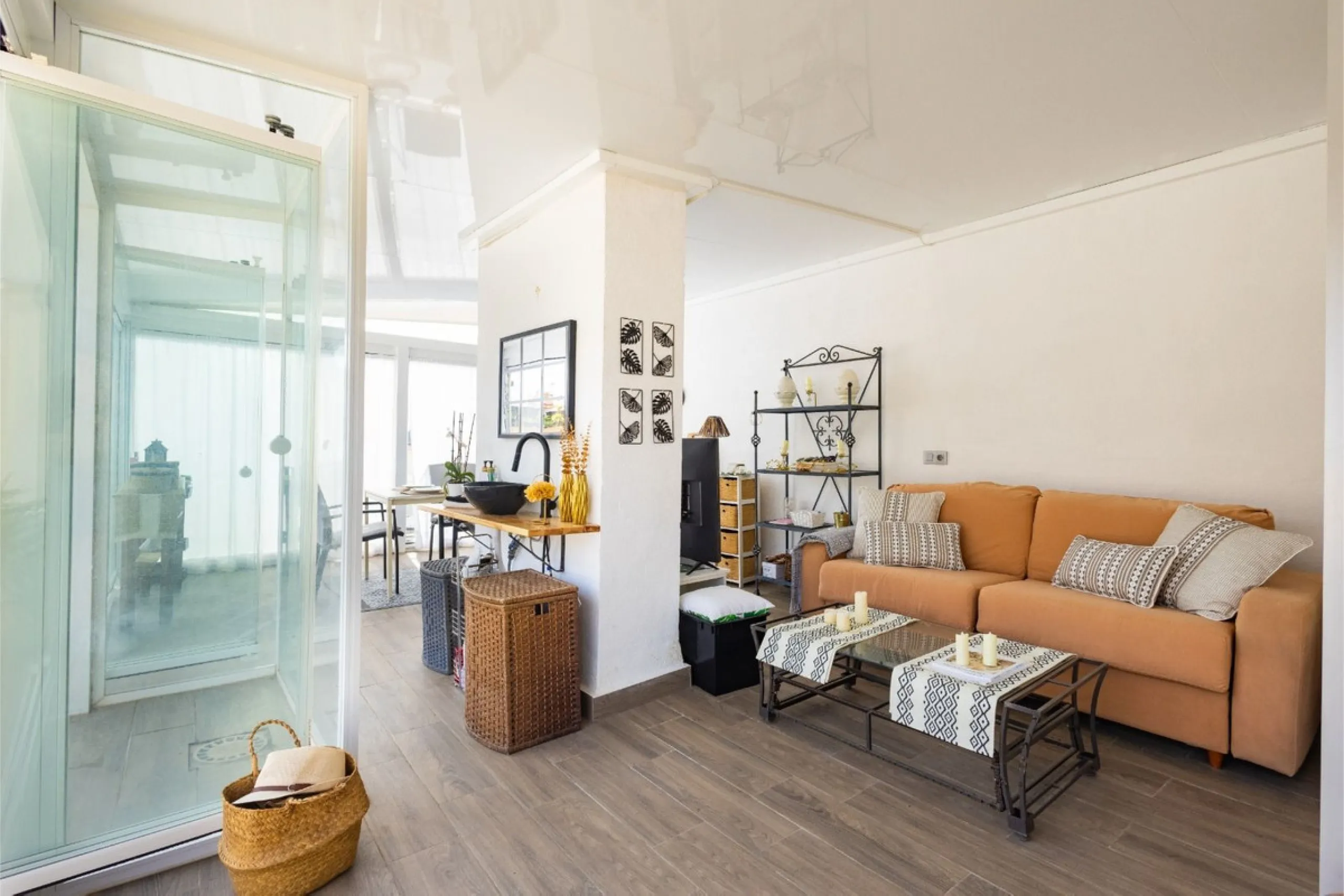 This bright two-bedroom, one-bathroom apartment is located in one of the best areas of Marbella, just 100 meters from the beach and very close to two of the most iconic landmarks: the prestigious Gran Hotel Don Pepe and the renowned Cappuccino Café. A pri