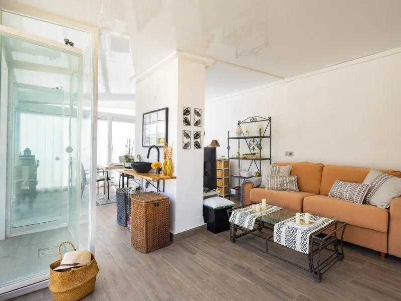 This bright two-bedroom, one-bathroom apartment is located in one of the best areas of Marbella, just 100 meters from the beach and very close to two of the most iconic landmarks: the prestigious Gran Hotel Don Pepe and the renowned Cappuccino Café. A pri