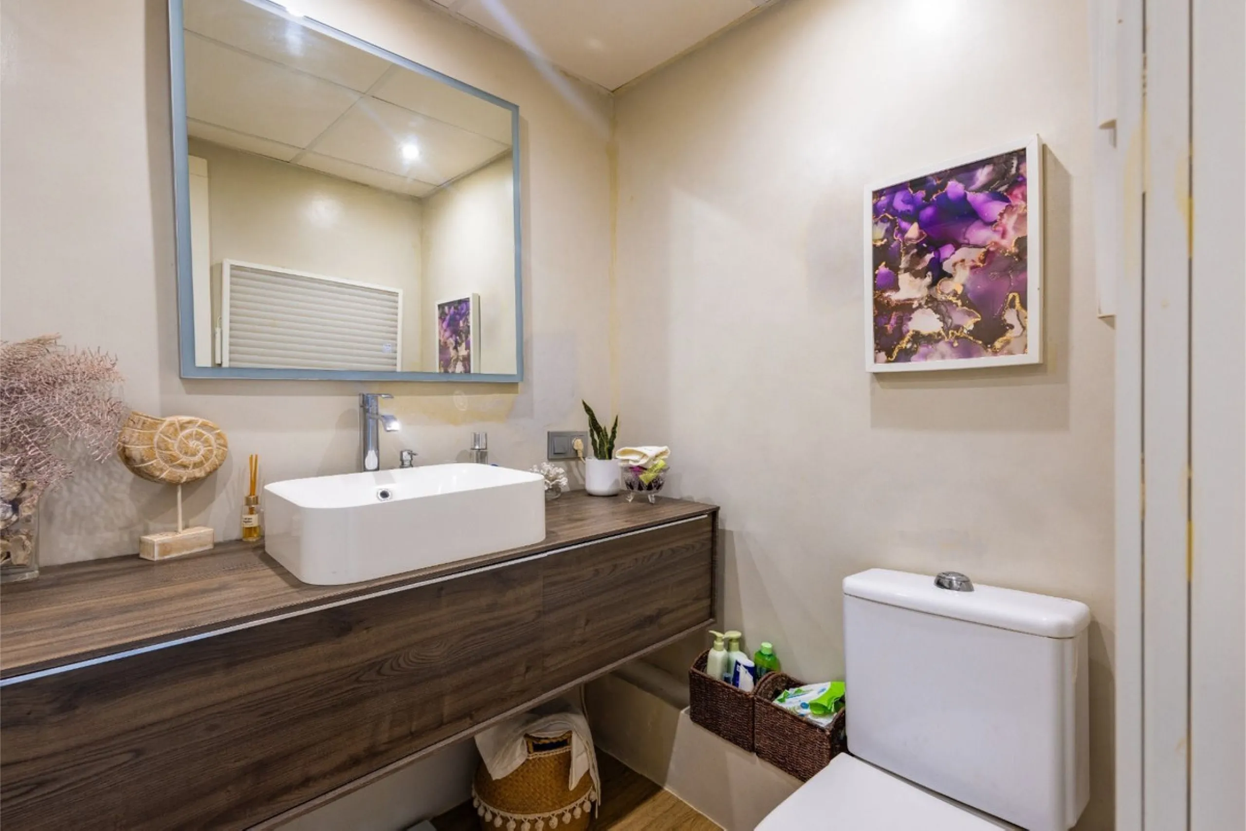 This bright two-bedroom, one-bathroom apartment is located in one of the best areas of Marbella, just 100 meters from the beach and very close to two of the most iconic landmarks: the prestigious Gran Hotel Don Pepe and the renowned Cappuccino Café. A pri