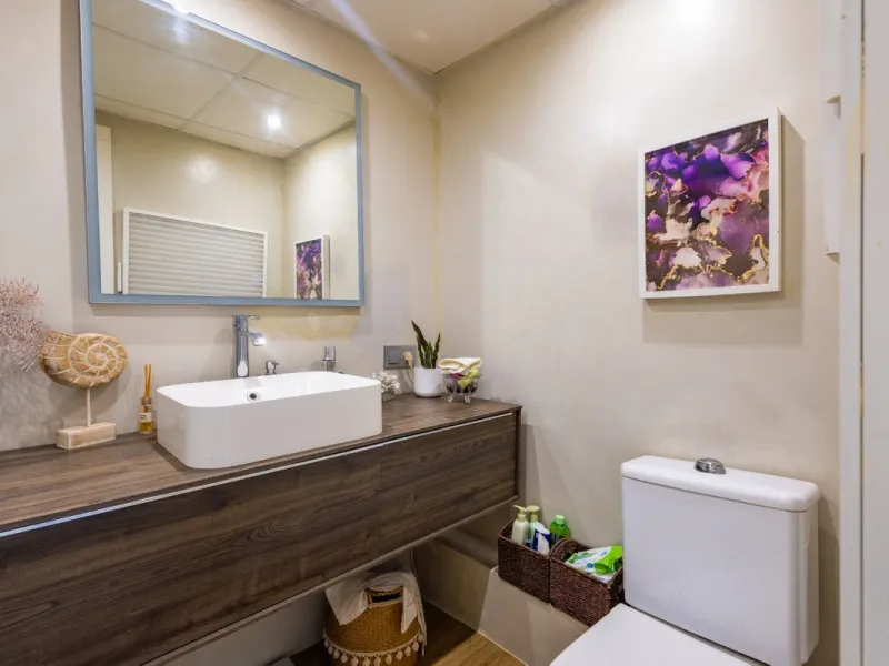 This bright two-bedroom, one-bathroom apartment is located in one of the best areas of Marbella, just 100 meters from the beach and very close to two of the most iconic landmarks: the prestigious Gran Hotel Don Pepe and the renowned Cappuccino Café. A pri