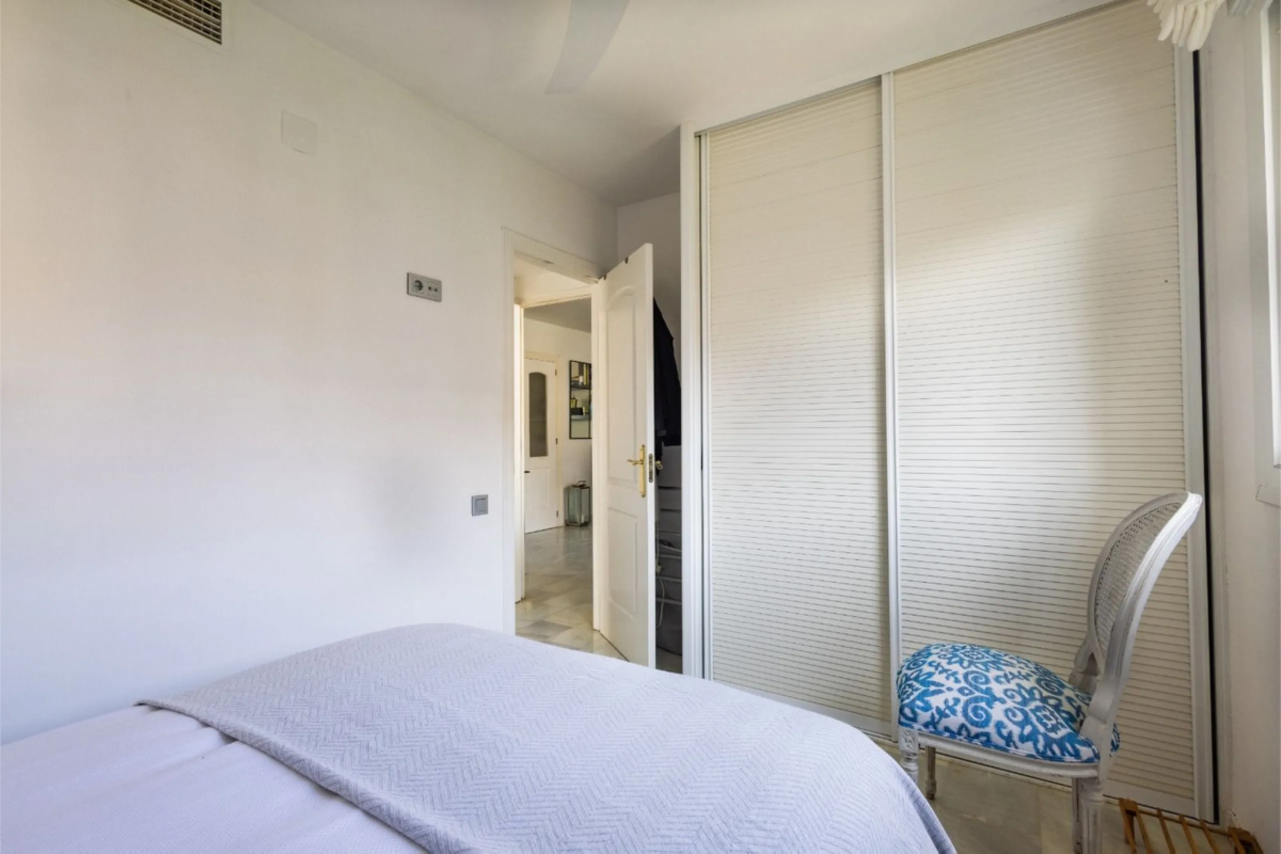 This bright two-bedroom, one-bathroom apartment is located in one of the best areas of Marbella, just 100 meters from the beach and very close to two of the most iconic landmarks: the prestigious Gran Hotel Don Pepe and the renowned Cappuccino Café. A pri