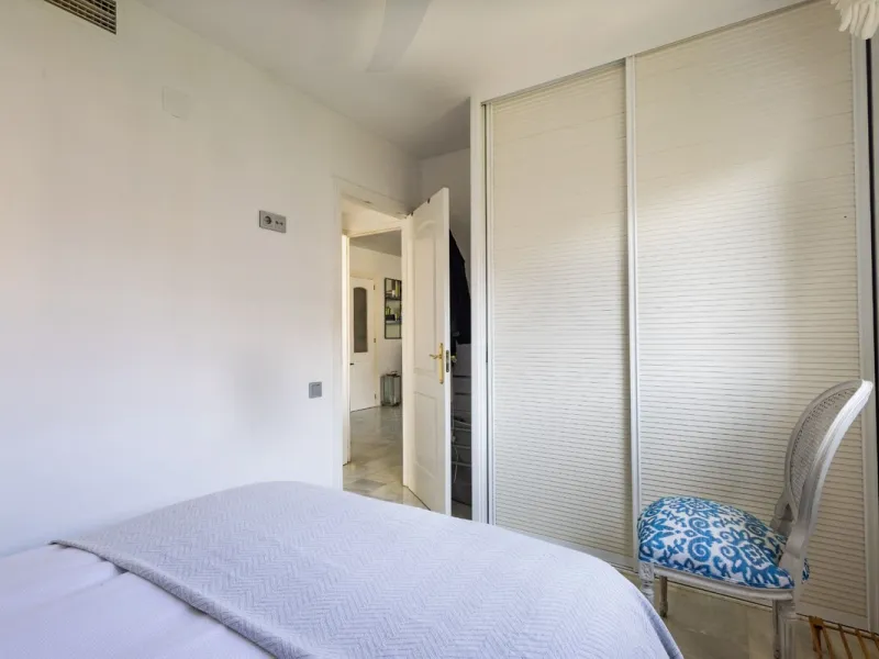 This bright two-bedroom, one-bathroom apartment is located in one of the best areas of Marbella, just 100 meters from the beach and very close to two of the most iconic landmarks: the prestigious Gran Hotel Don Pepe and the renowned Cappuccino Café. A pri