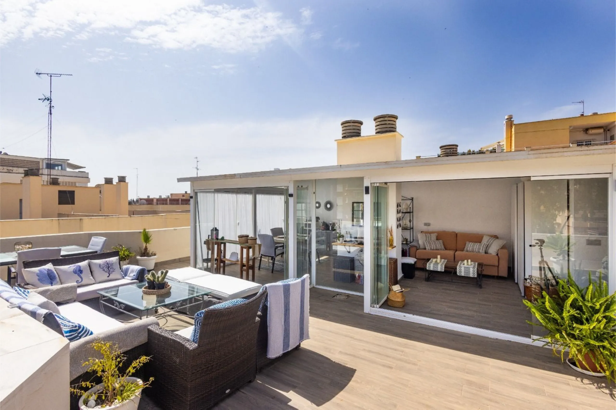 This bright two-bedroom, one-bathroom apartment is located in one of the best areas of Marbella, just 100 meters from the beach and very close to two of the most iconic landmarks: the prestigious Gran Hotel Don Pepe and the renowned Cappuccino Café. A pri