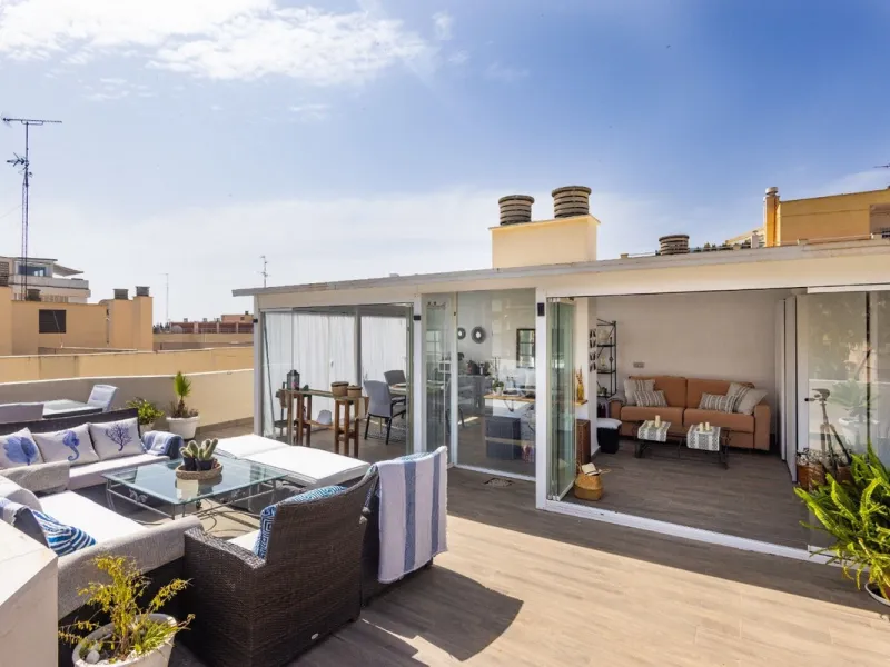 This bright two-bedroom, one-bathroom apartment is located in one of the best areas of Marbella, just 100 meters from the beach and very close to two of the most iconic landmarks: the prestigious Gran Hotel Don Pepe and the renowned Cappuccino Café. A pri