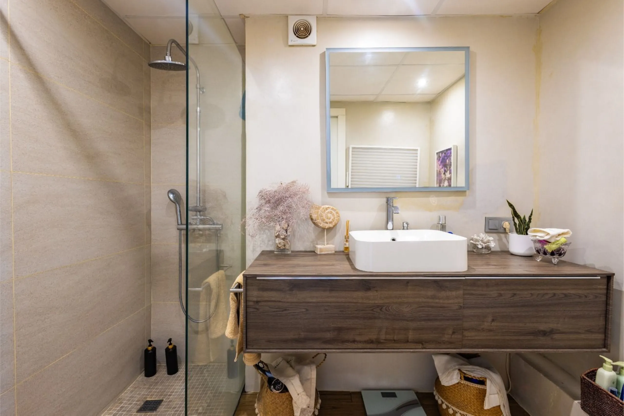 This bright two-bedroom, one-bathroom apartment is located in one of the best areas of Marbella, just 100 meters from the beach and very close to two of the most iconic landmarks: the prestigious Gran Hotel Don Pepe and the renowned Cappuccino Café. A pri