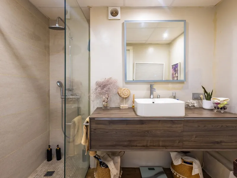 This bright two-bedroom, one-bathroom apartment is located in one of the best areas of Marbella, just 100 meters from the beach and very close to two of the most iconic landmarks: the prestigious Gran Hotel Don Pepe and the renowned Cappuccino Café. A pri