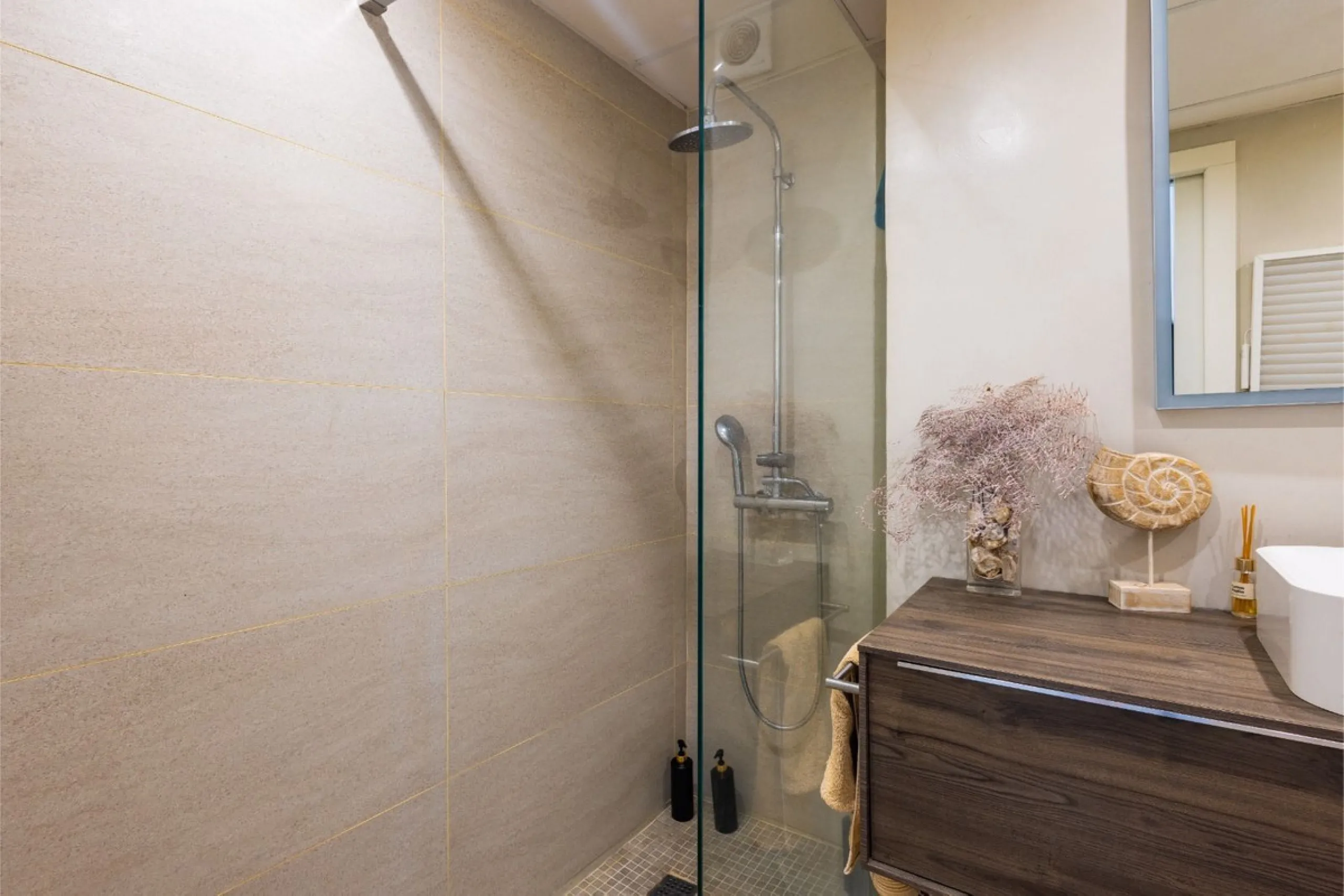 This bright two-bedroom, one-bathroom apartment is located in one of the best areas of Marbella, just 100 meters from the beach and very close to two of the most iconic landmarks: the prestigious Gran Hotel Don Pepe and the renowned Cappuccino Café. A pri