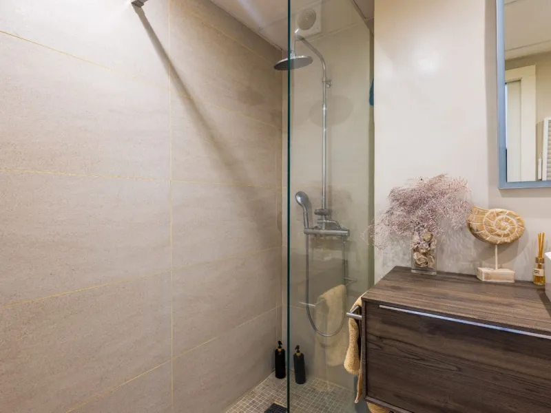 This bright two-bedroom, one-bathroom apartment is located in one of the best areas of Marbella, just 100 meters from the beach and very close to two of the most iconic landmarks: the prestigious Gran Hotel Don Pepe and the renowned Cappuccino Café. A pri