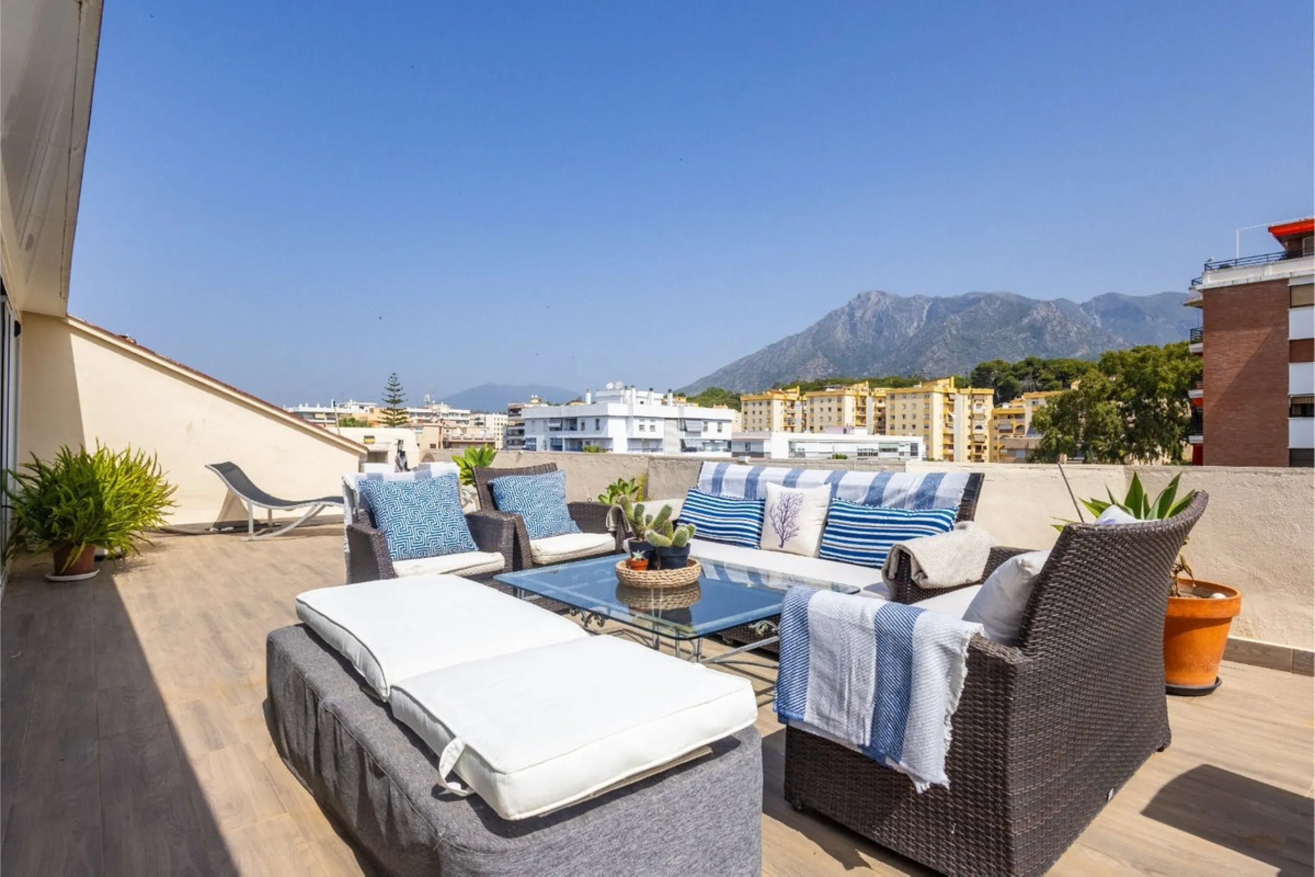 This bright two-bedroom, one-bathroom apartment is located in one of the best areas of Marbella, just 100 meters from the beach and very close to two of the most iconic landmarks: the prestigious Gran Hotel Don Pepe and the renowned Cappuccino Café. A pri