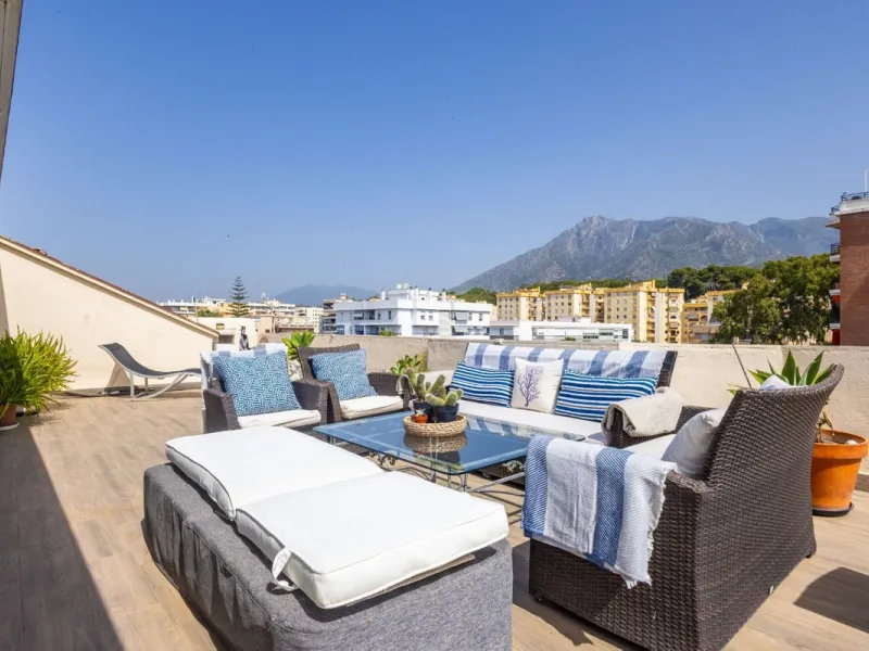 This bright two-bedroom, one-bathroom apartment is located in one of the best areas of Marbella, just 100 meters from the beach and very close to two of the most iconic landmarks: the prestigious Gran Hotel Don Pepe and the renowned Cappuccino Café. A pri
