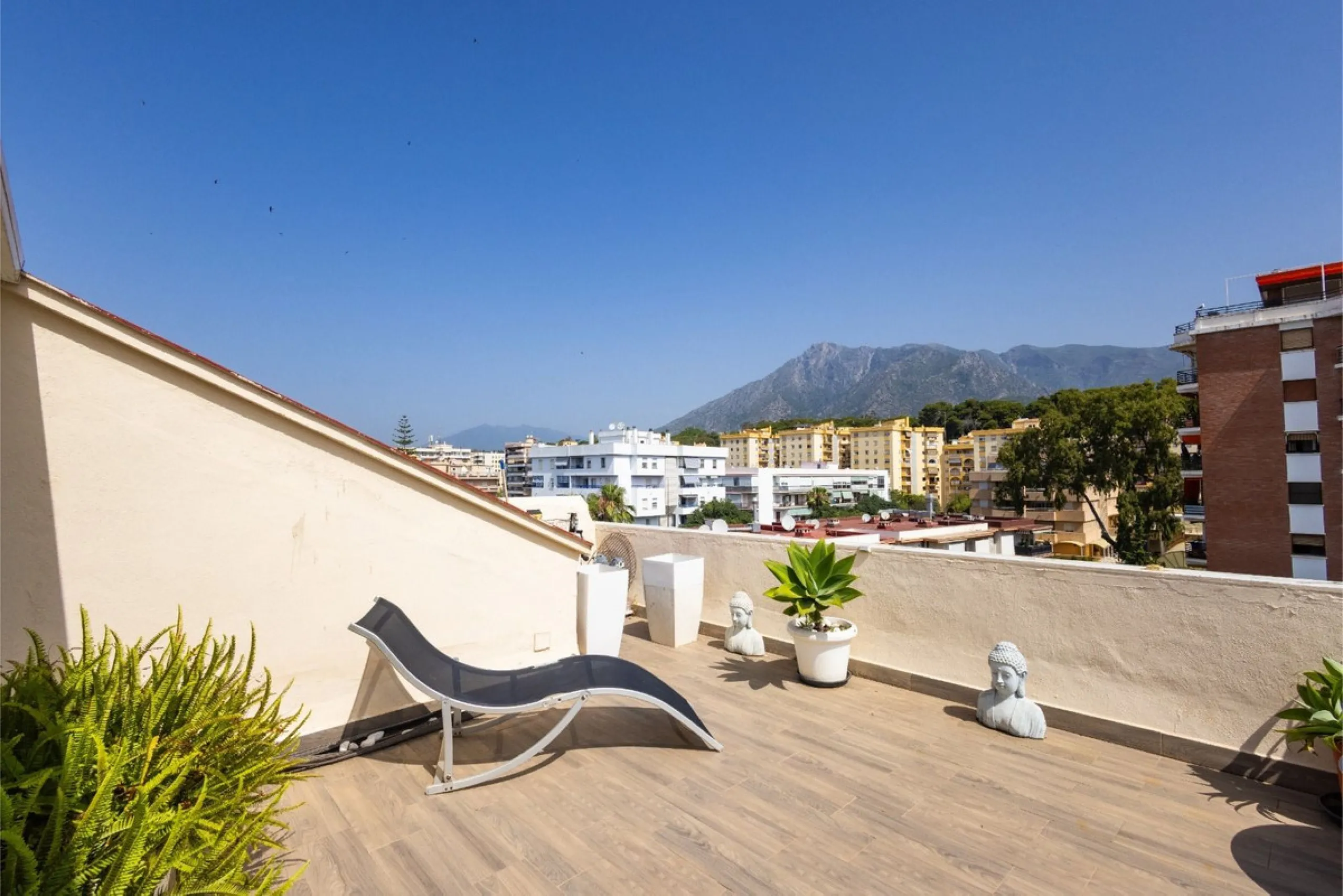 This bright two-bedroom, one-bathroom apartment is located in one of the best areas of Marbella, just 100 meters from the beach and very close to two of the most iconic landmarks: the prestigious Gran Hotel Don Pepe and the renowned Cappuccino Café. A pri