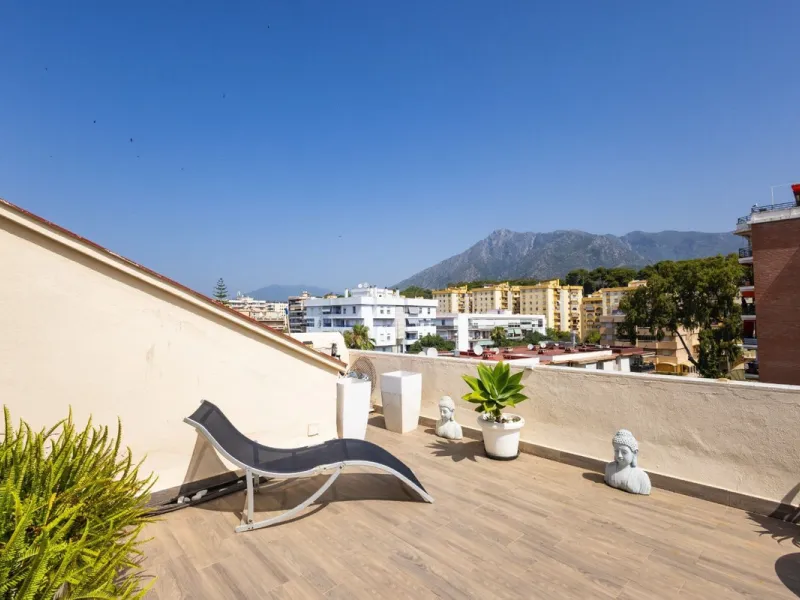 This bright two-bedroom, one-bathroom apartment is located in one of the best areas of Marbella, just 100 meters from the beach and very close to two of the most iconic landmarks: the prestigious Gran Hotel Don Pepe and the renowned Cappuccino Café. A pri