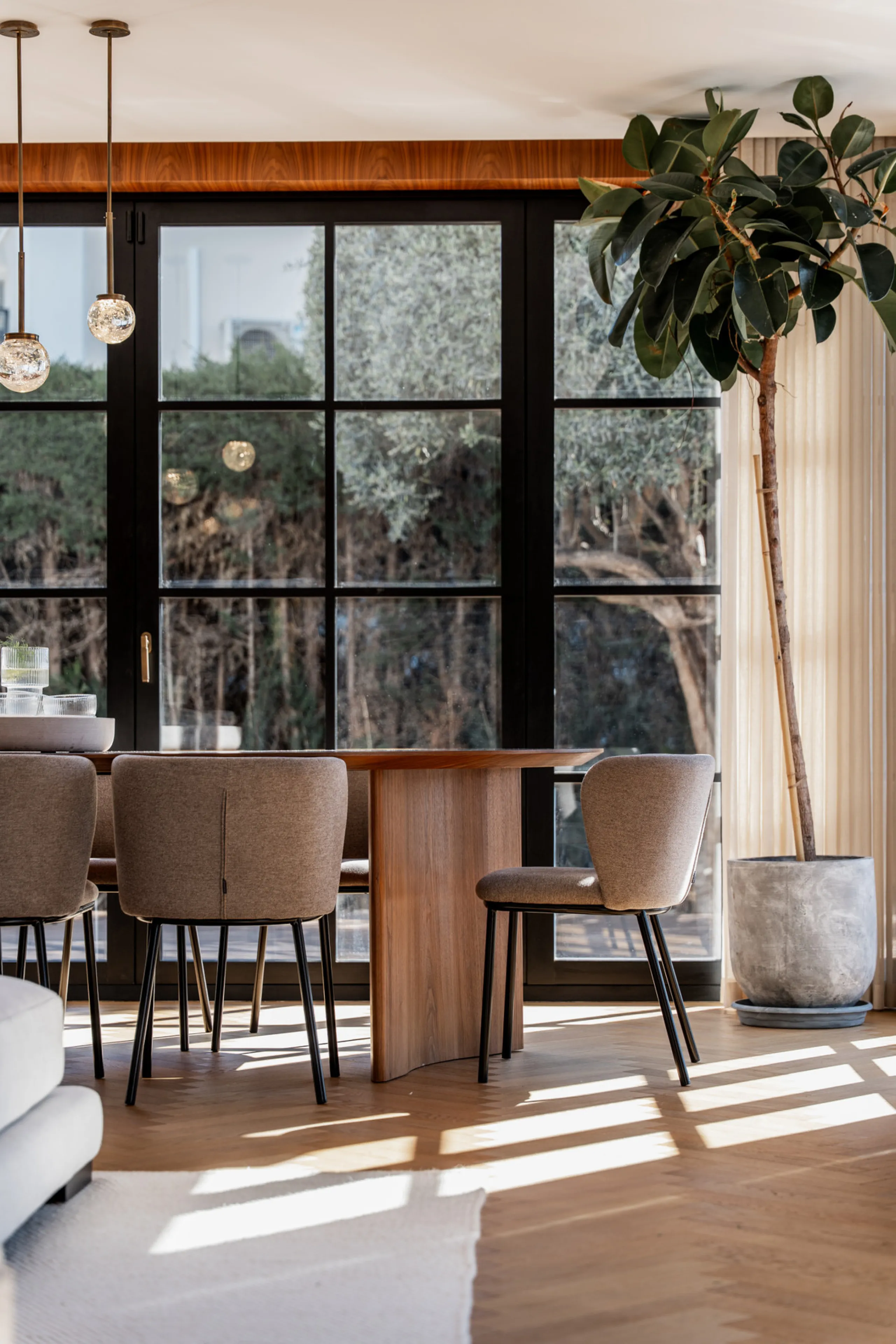 A four-bedroom villa in Nueva Andalucía with open golf and sea views, arranged over multiple levels with a garden-level pool, integrated outdoor kitchen, generous terraces and a private garage.