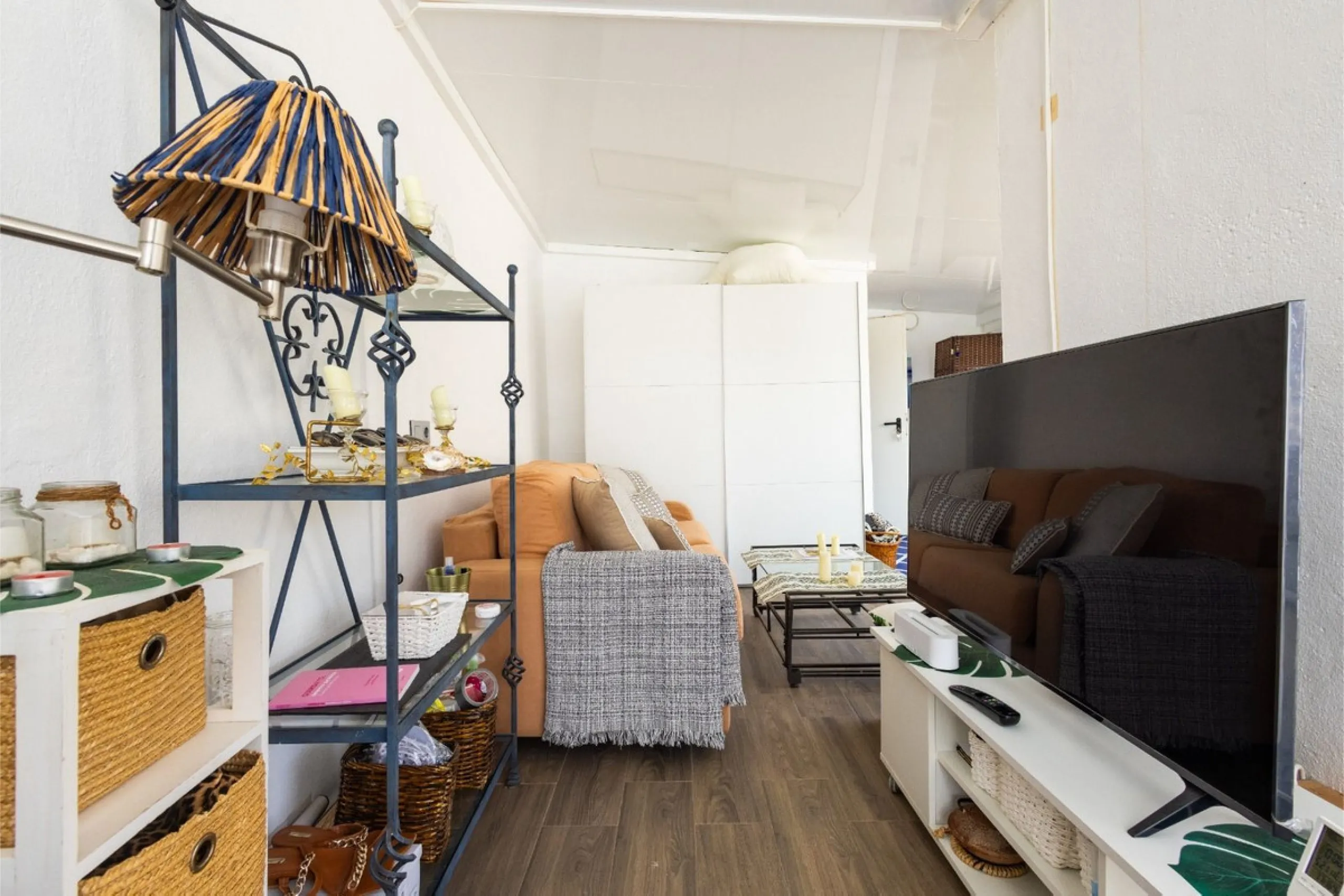 This bright two-bedroom, one-bathroom apartment is located in one of the best areas of Marbella, just 100 meters from the beach and very close to two of the most iconic landmarks: the prestigious Gran Hotel Don Pepe and the renowned Cappuccino Café. A pri