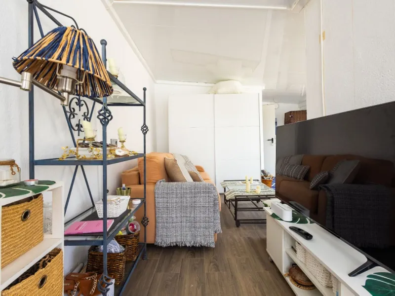 This bright two-bedroom, one-bathroom apartment is located in one of the best areas of Marbella, just 100 meters from the beach and very close to two of the most iconic landmarks: the prestigious Gran Hotel Don Pepe and the renowned Cappuccino Café. A pri