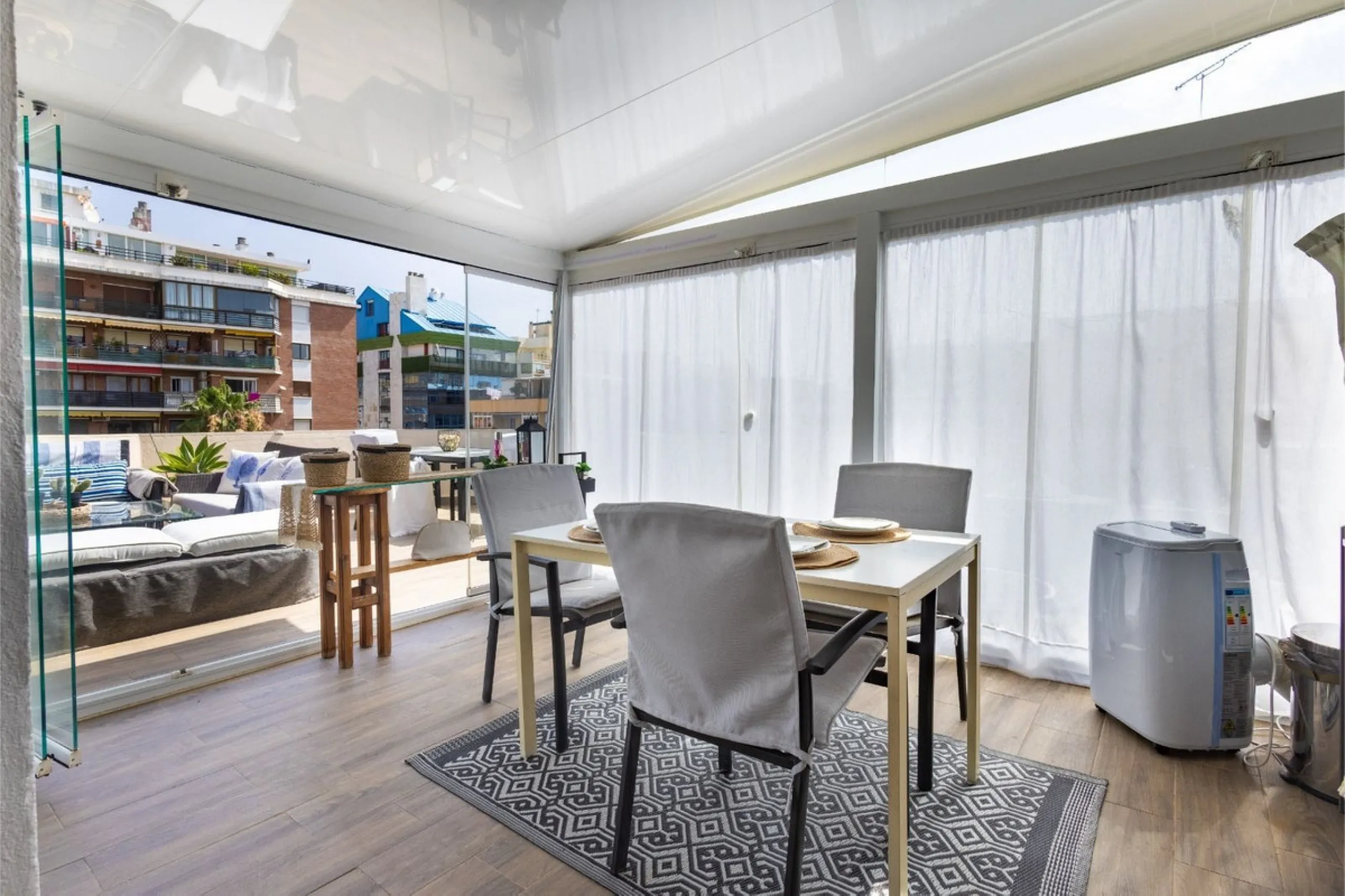 This bright two-bedroom, one-bathroom apartment is located in one of the best areas of Marbella, just 100 meters from the beach and very close to two of the most iconic landmarks: the prestigious Gran Hotel Don Pepe and the renowned Cappuccino Café. A pri