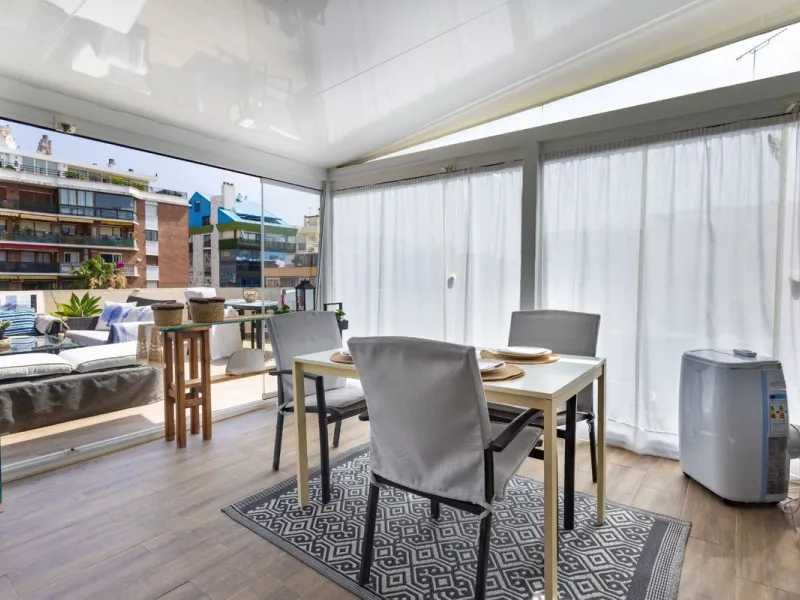 This bright two-bedroom, one-bathroom apartment is located in one of the best areas of Marbella, just 100 meters from the beach and very close to two of the most iconic landmarks: the prestigious Gran Hotel Don Pepe and the renowned Cappuccino Café. A pri