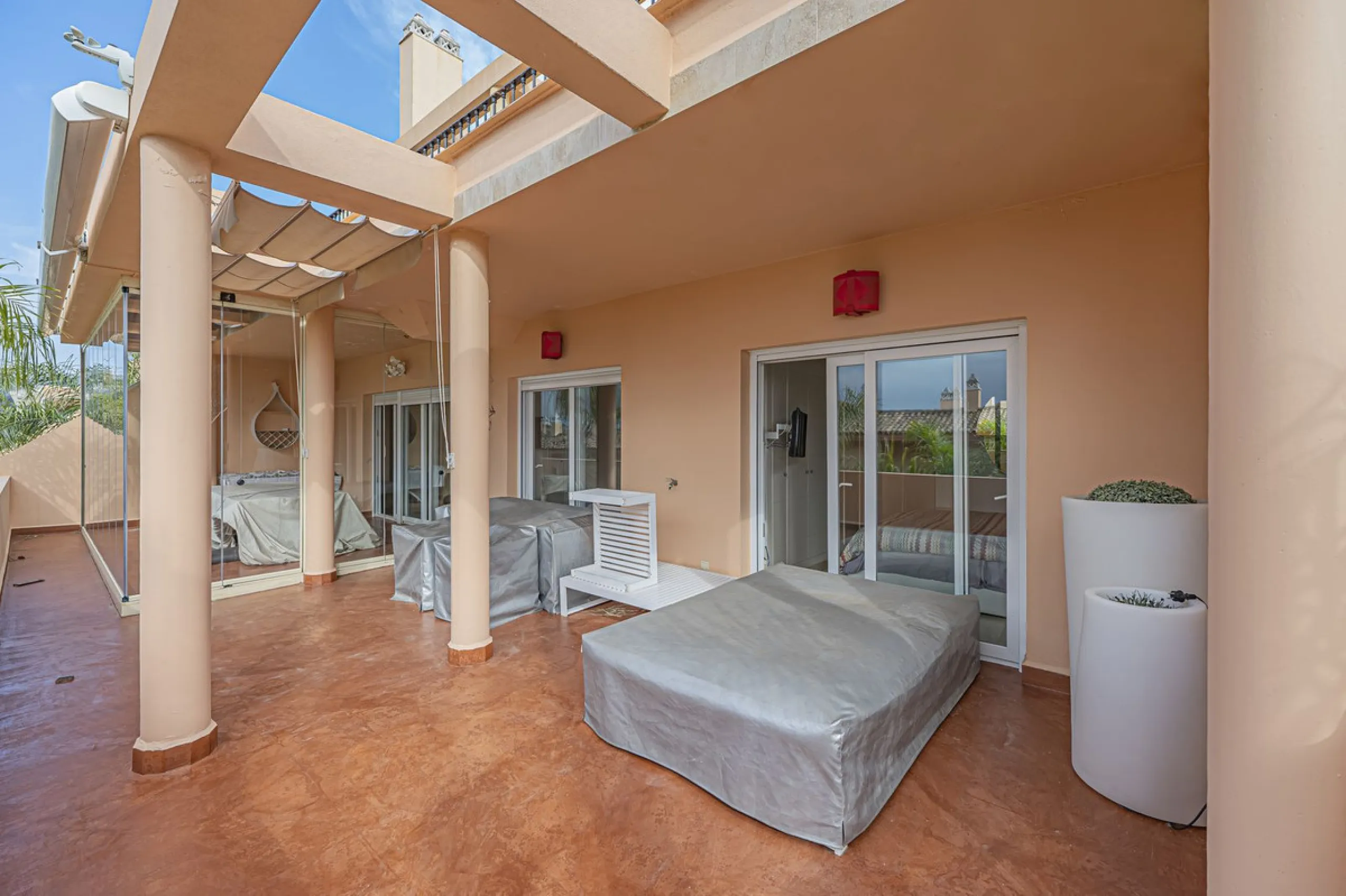 LARGE PROPERTY IN NUEVA ANDALUCIA NEXT TO THE GOLF COURSES