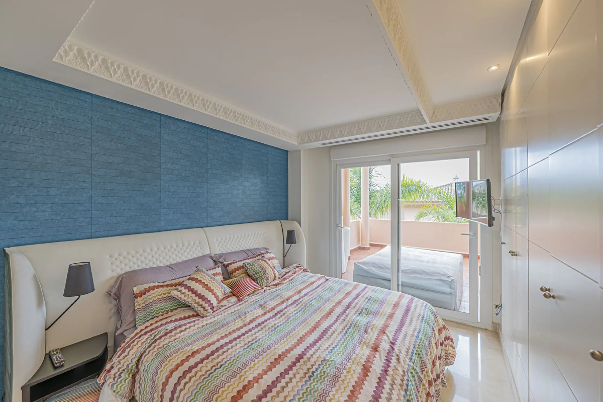 LARGE PROPERTY IN NUEVA ANDALUCIA NEXT TO THE GOLF COURSES