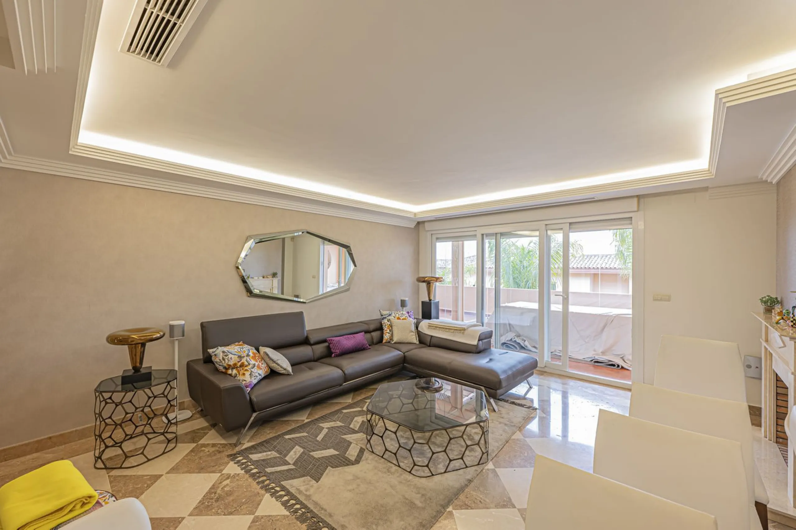 LARGE PROPERTY IN NUEVA ANDALUCIA NEXT TO THE GOLF COURSES