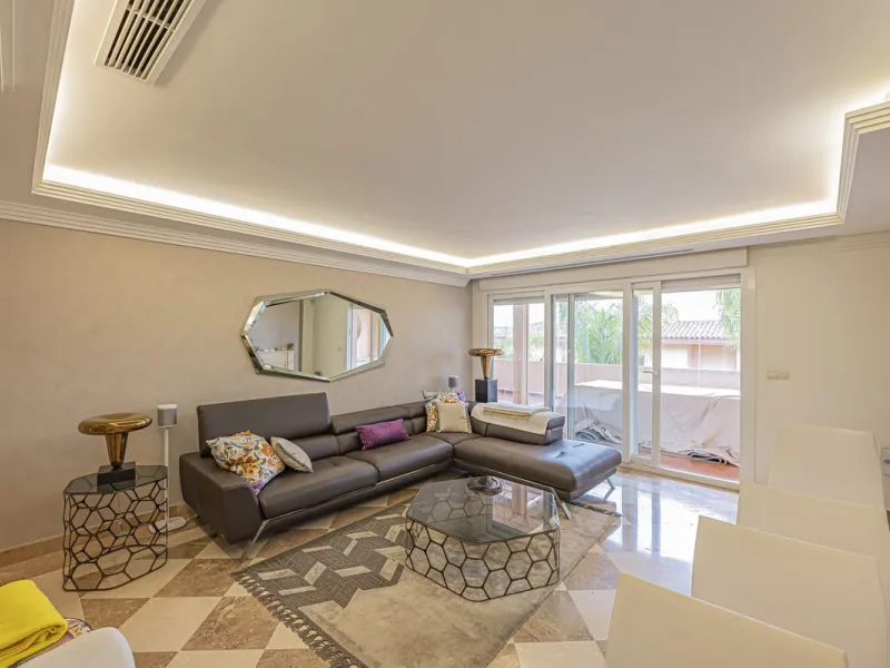 LARGE PROPERTY IN NUEVA ANDALUCIA NEXT TO THE GOLF COURSES