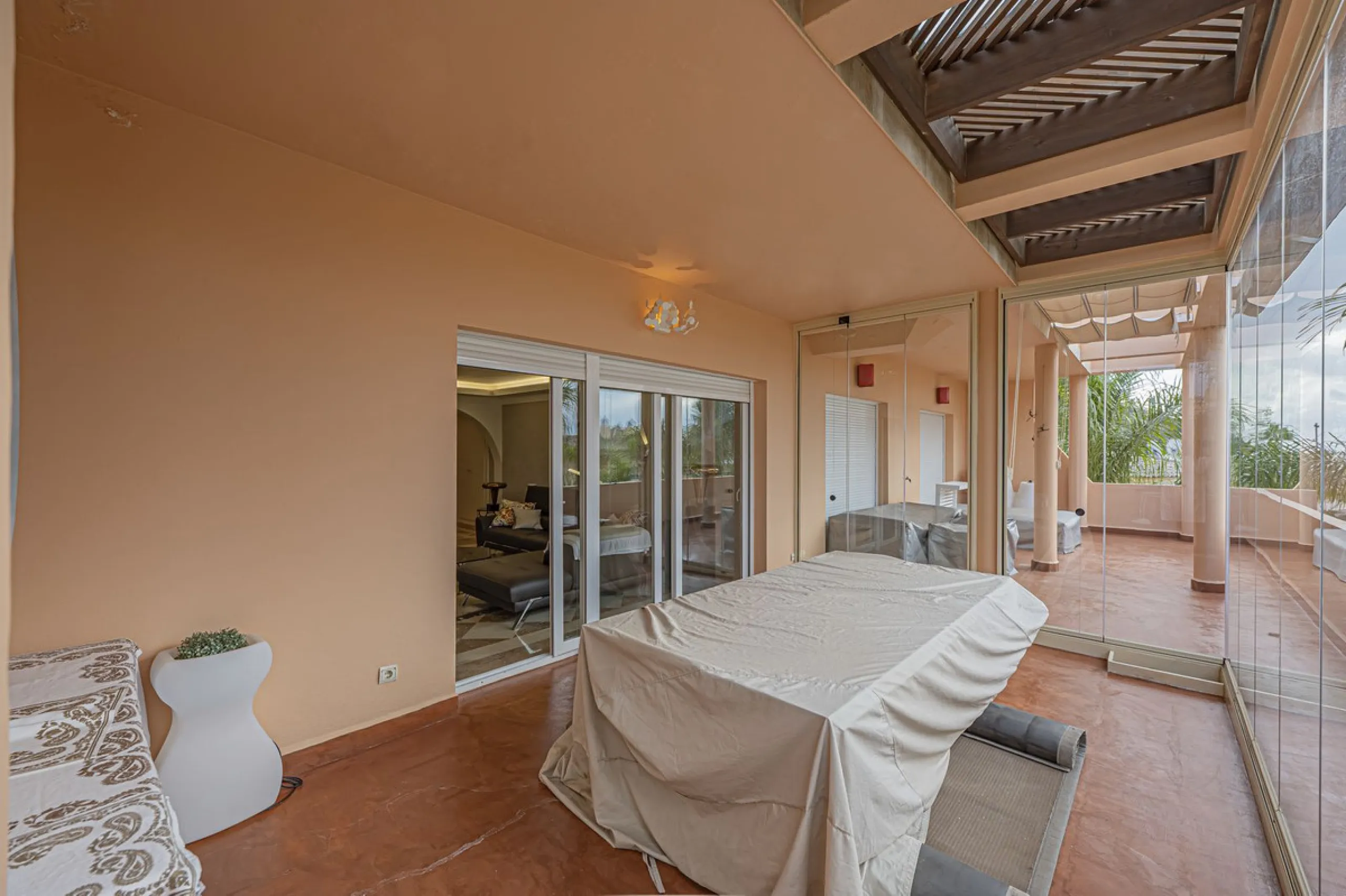 LARGE PROPERTY IN NUEVA ANDALUCIA NEXT TO THE GOLF COURSES