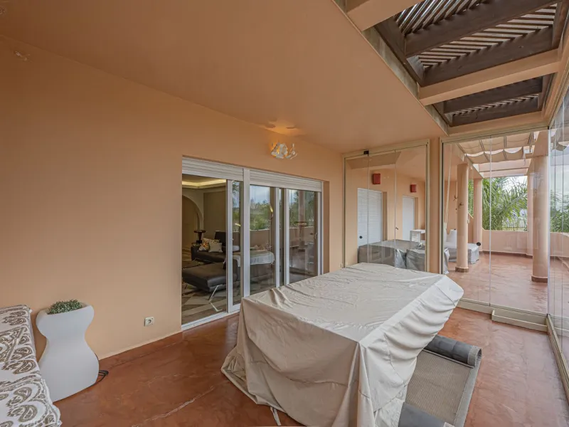 LARGE PROPERTY IN NUEVA ANDALUCIA NEXT TO THE GOLF COURSES