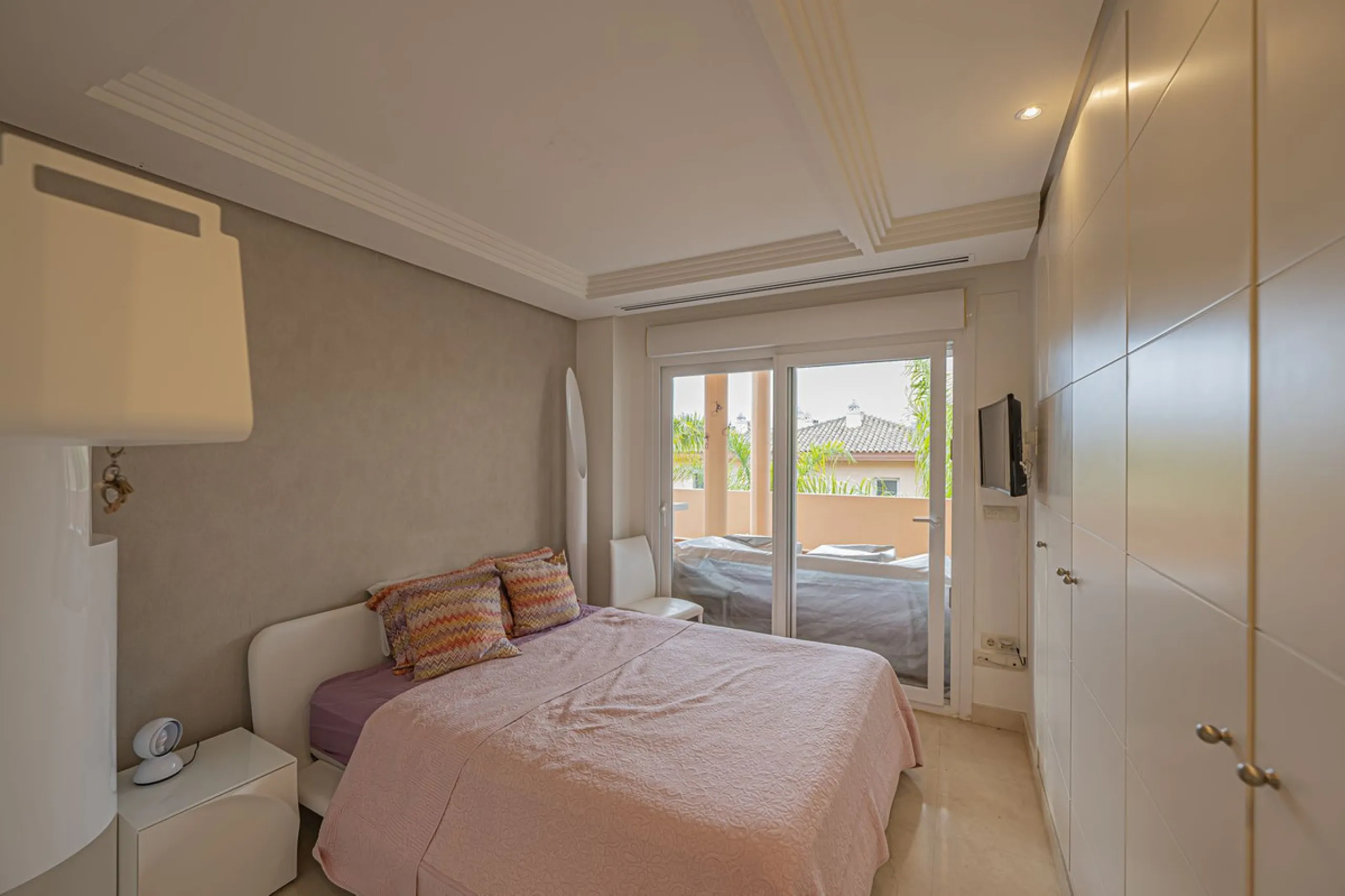 LARGE PROPERTY IN NUEVA ANDALUCIA NEXT TO THE GOLF COURSES