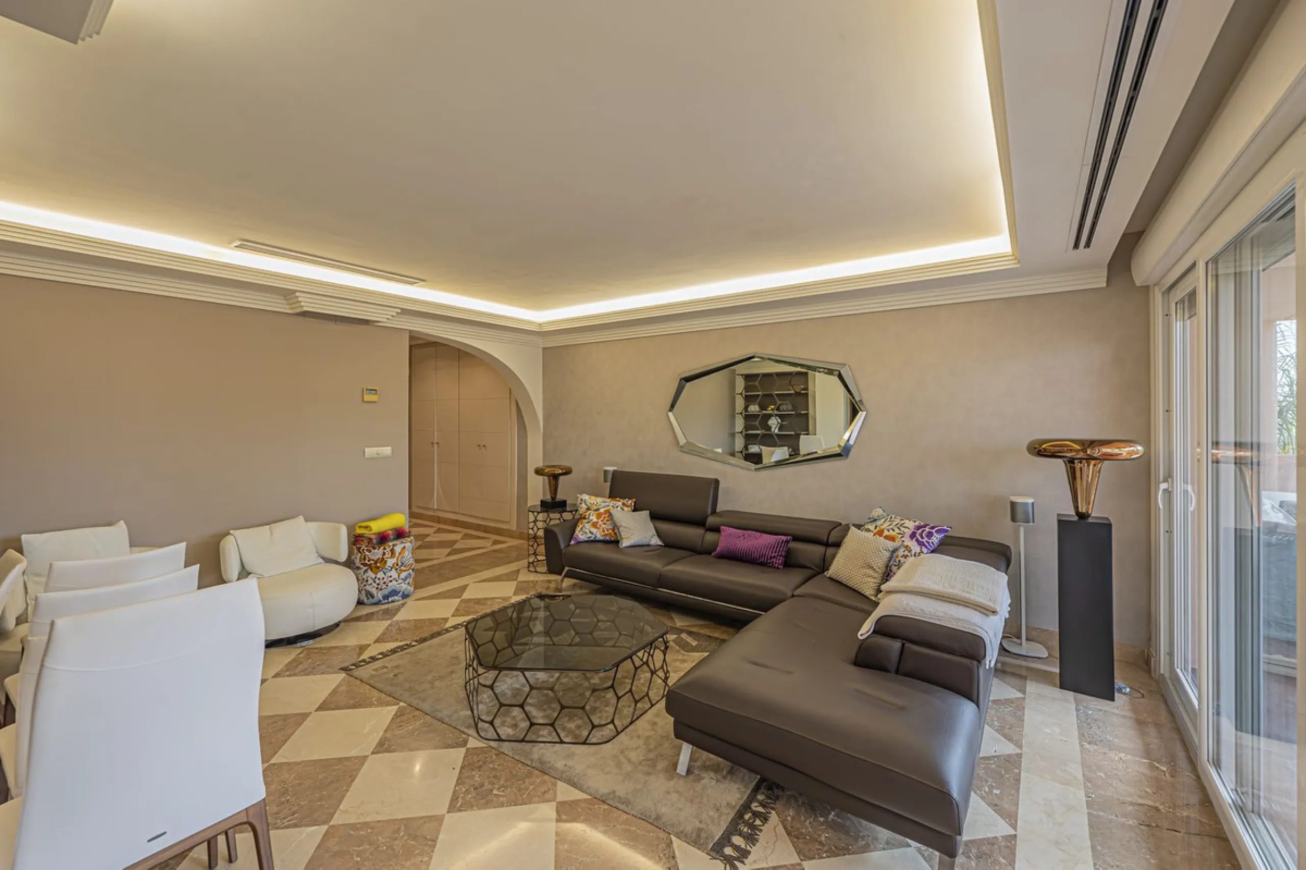 LARGE PROPERTY IN NUEVA ANDALUCIA NEXT TO THE GOLF COURSES