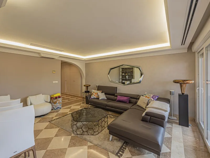 LARGE PROPERTY IN NUEVA ANDALUCIA NEXT TO THE GOLF COURSES