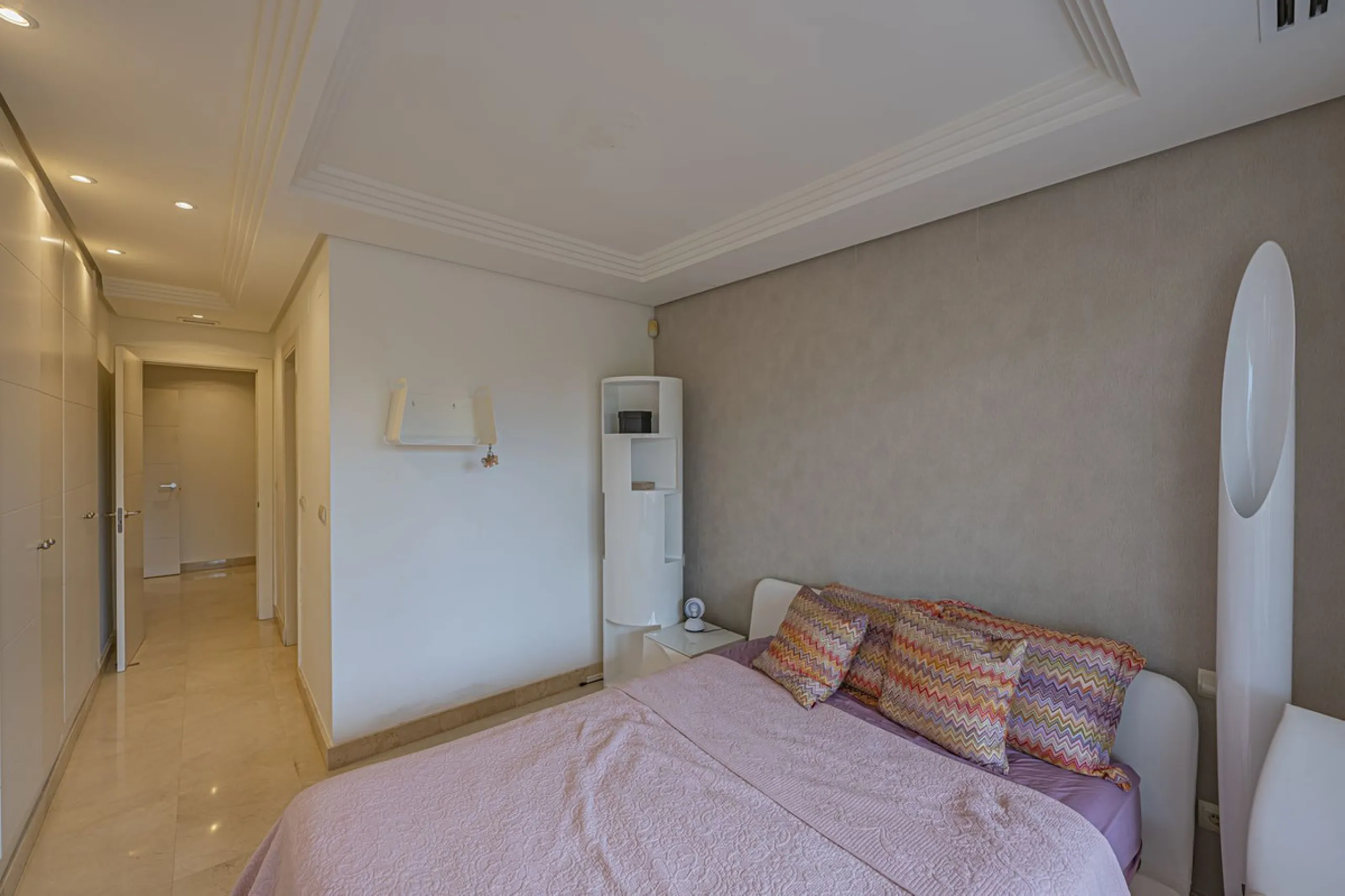 LARGE PROPERTY IN NUEVA ANDALUCIA NEXT TO THE GOLF COURSES