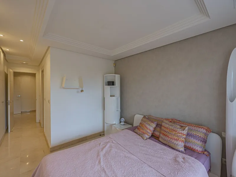 LARGE PROPERTY IN NUEVA ANDALUCIA NEXT TO THE GOLF COURSES