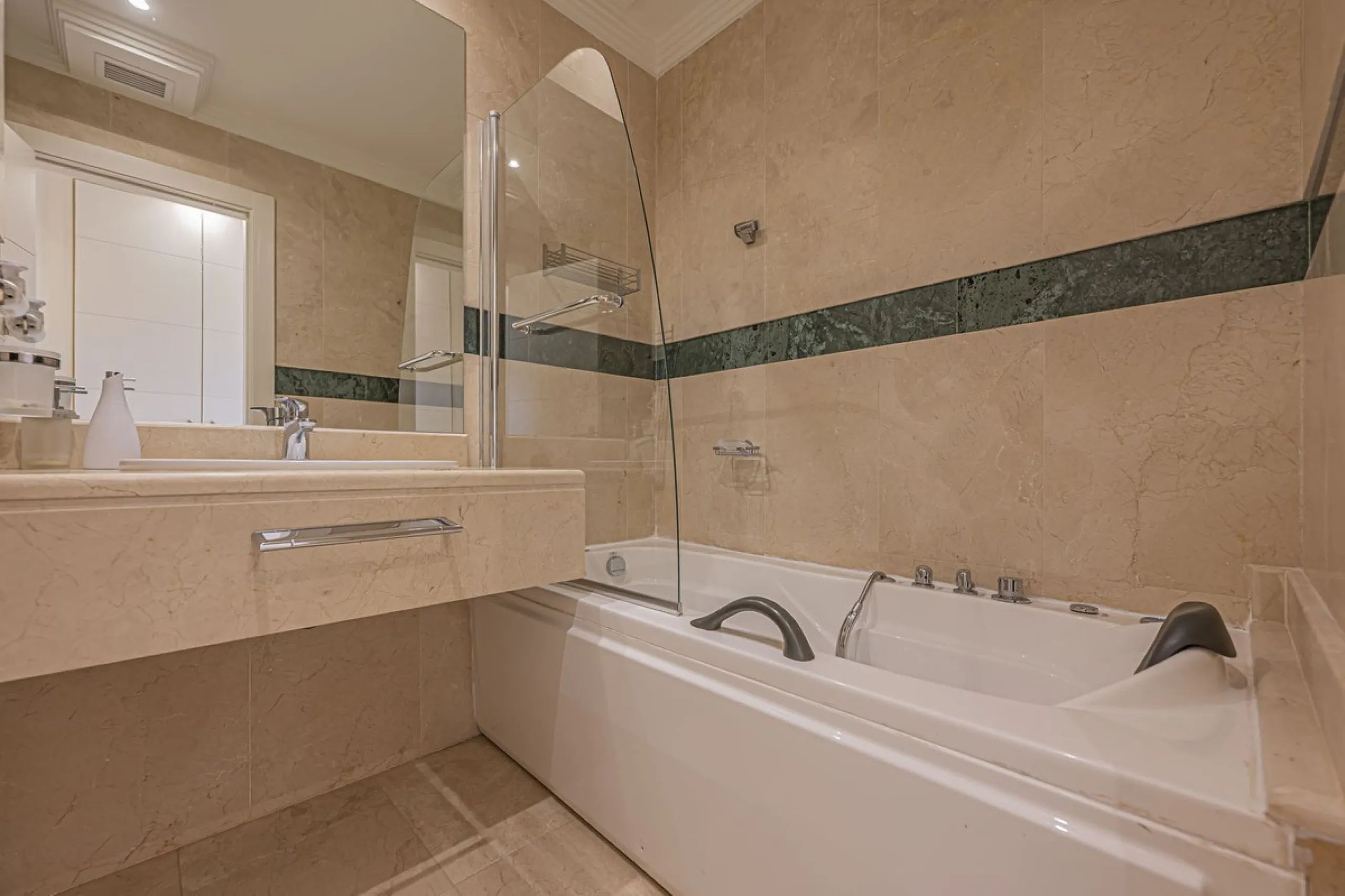 LARGE PROPERTY IN NUEVA ANDALUCIA NEXT TO THE GOLF COURSES