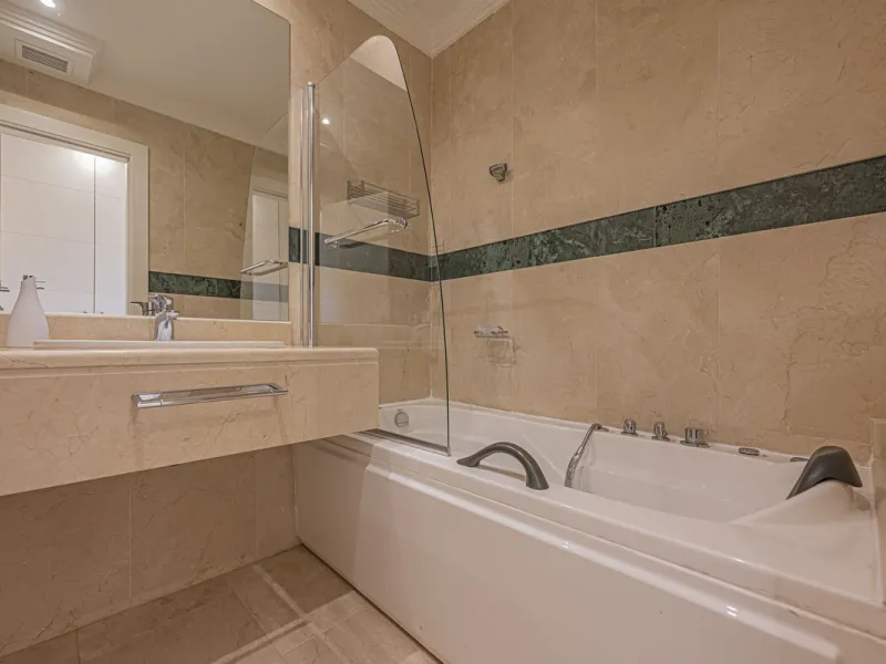 LARGE PROPERTY IN NUEVA ANDALUCIA NEXT TO THE GOLF COURSES