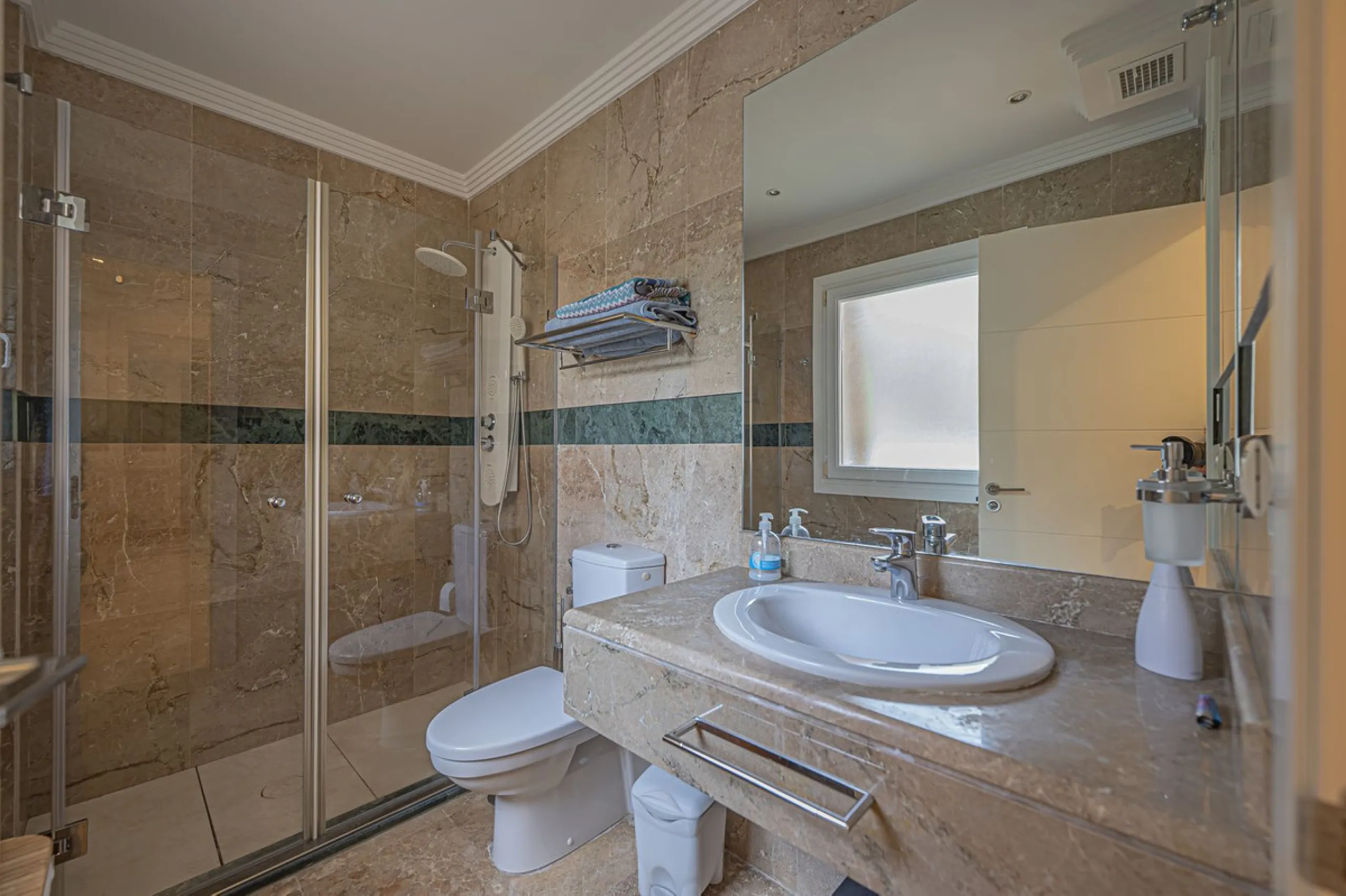 LARGE PROPERTY IN NUEVA ANDALUCIA NEXT TO THE GOLF COURSES