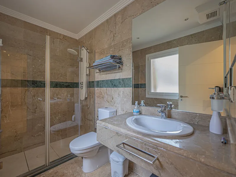 LARGE PROPERTY IN NUEVA ANDALUCIA NEXT TO THE GOLF COURSES