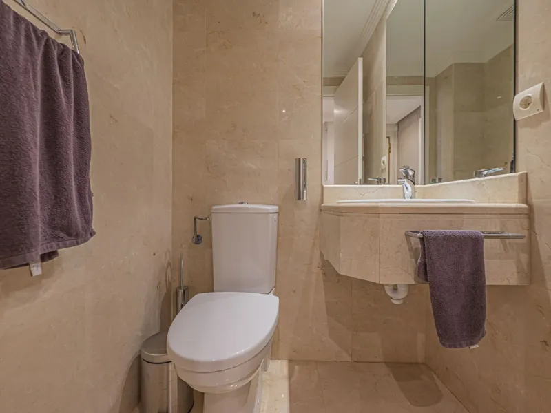 LARGE PROPERTY IN NUEVA ANDALUCIA NEXT TO THE GOLF COURSES